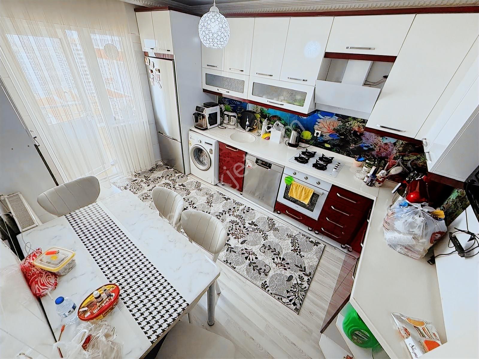 Beyaz'dan Sancaktepe Göbek Yakını Geniş Balkonlu Manzaralı 3+1