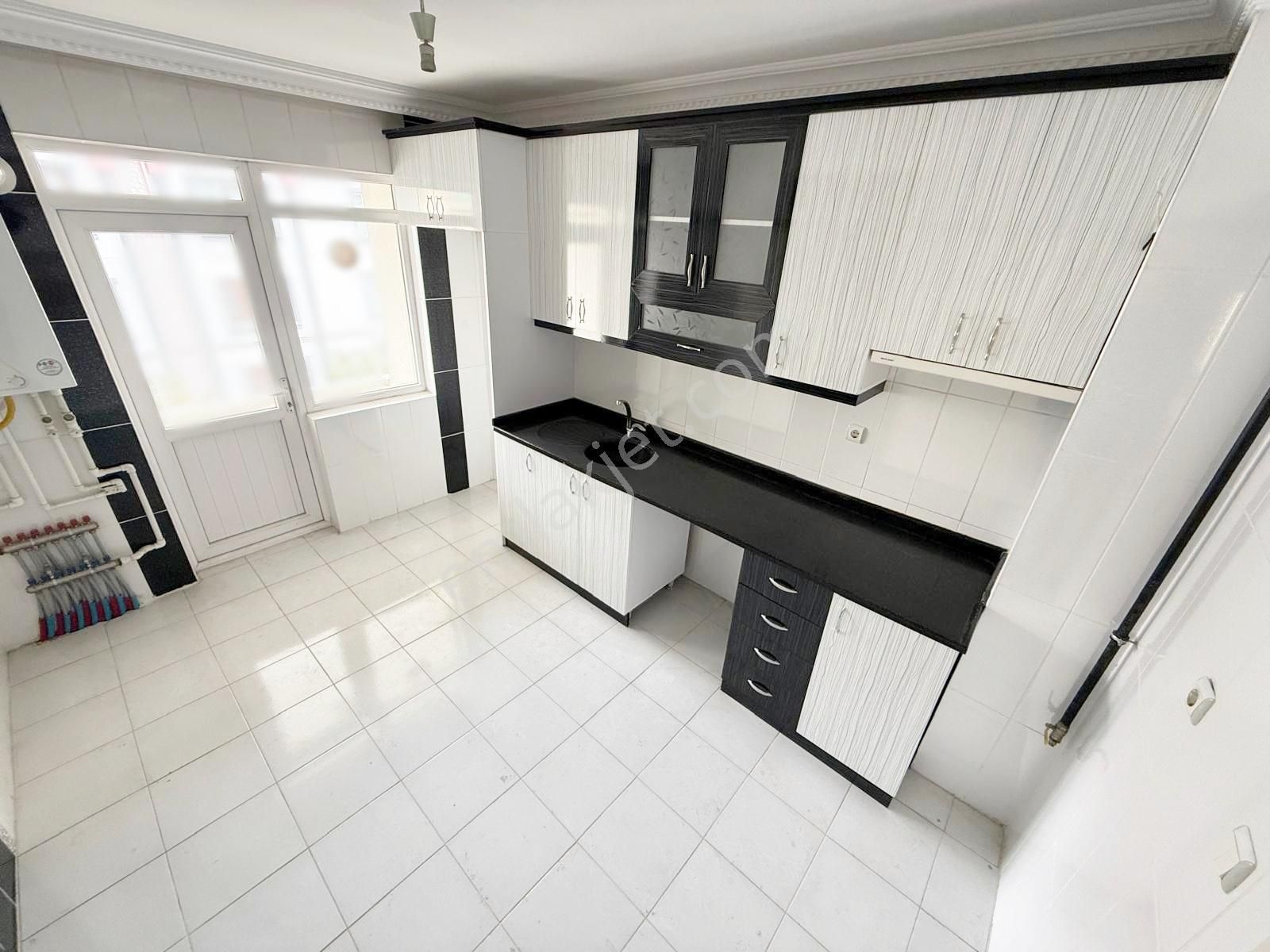 Beyaz'dan Gazeller Caddesi Üzerinde Asansörlü Merkezi 3+1