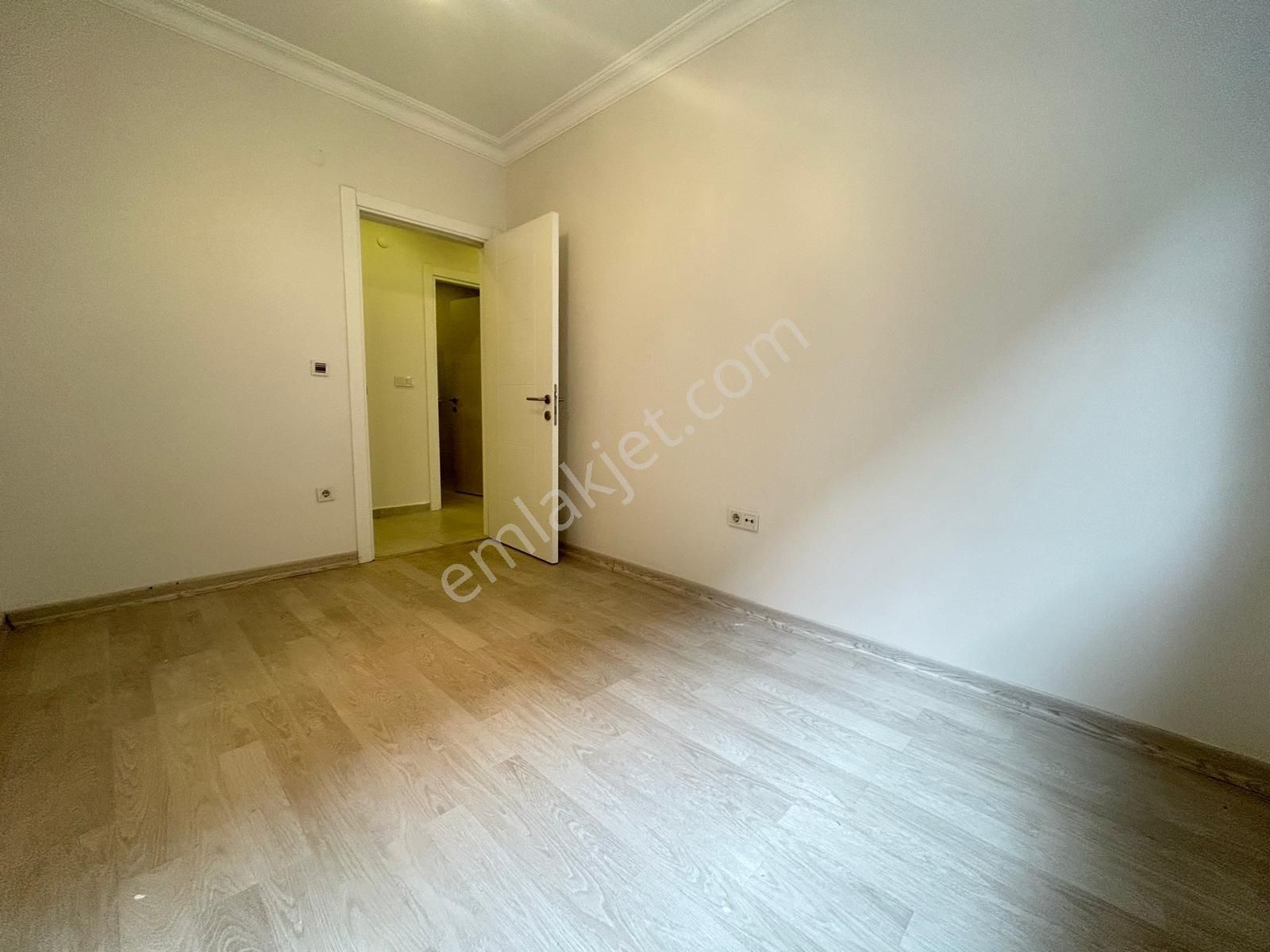 Kozyatağın'da Genç Bina Da Balkonlu Ebeveyn Banyolu Net 95m2 3+1 - Görsel 23