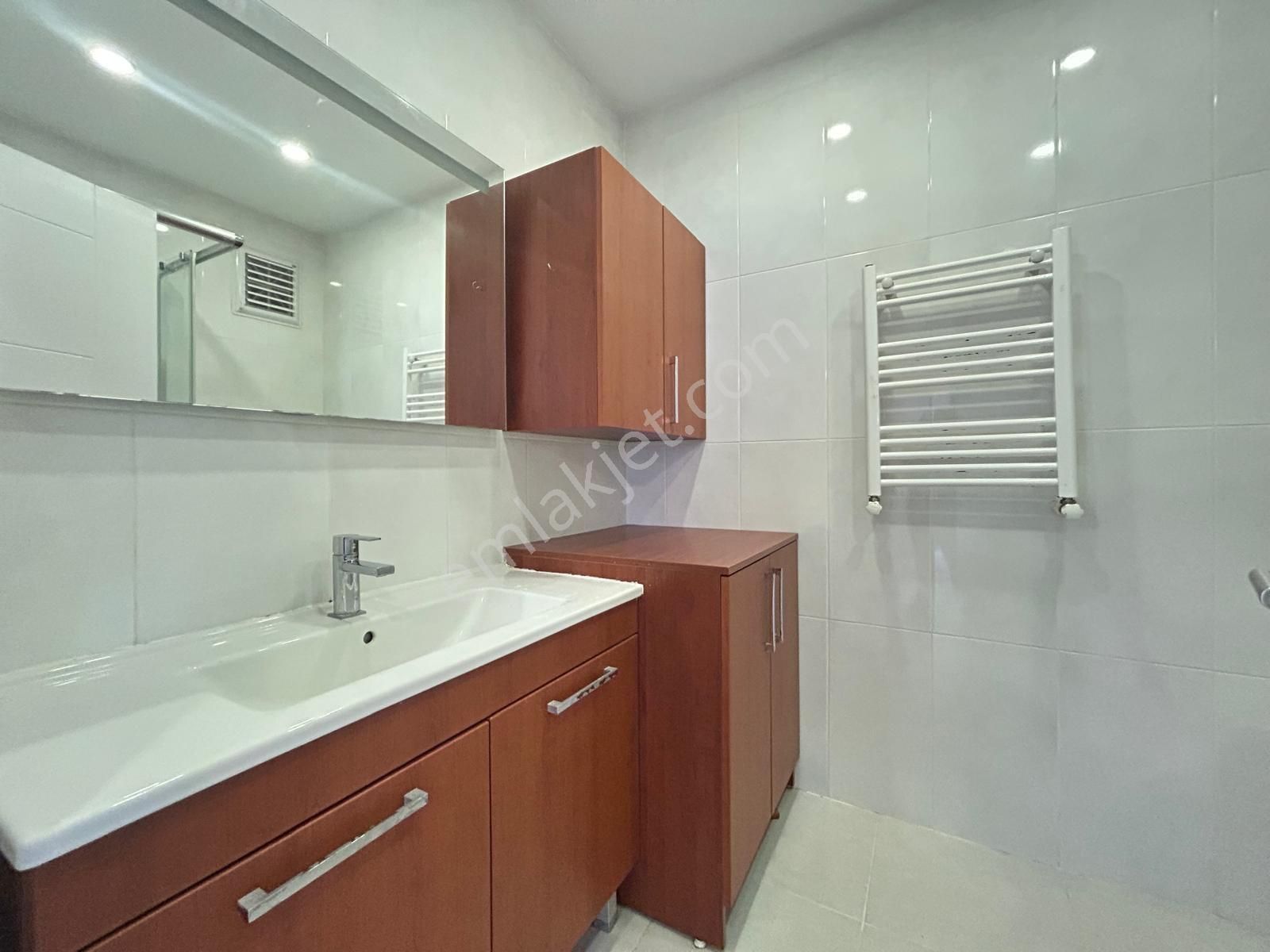 Kozyatağın'da Genç Bina Da Balkonlu Ebeveyn Banyolu Net 95m2 3+1 - Görsel 19