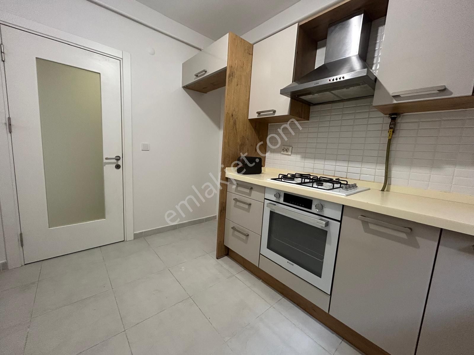 Kozyatağın'da Genç Bina Da Balkonlu Ebeveyn Banyolu Net 95m2 3+1 - Görsel 7