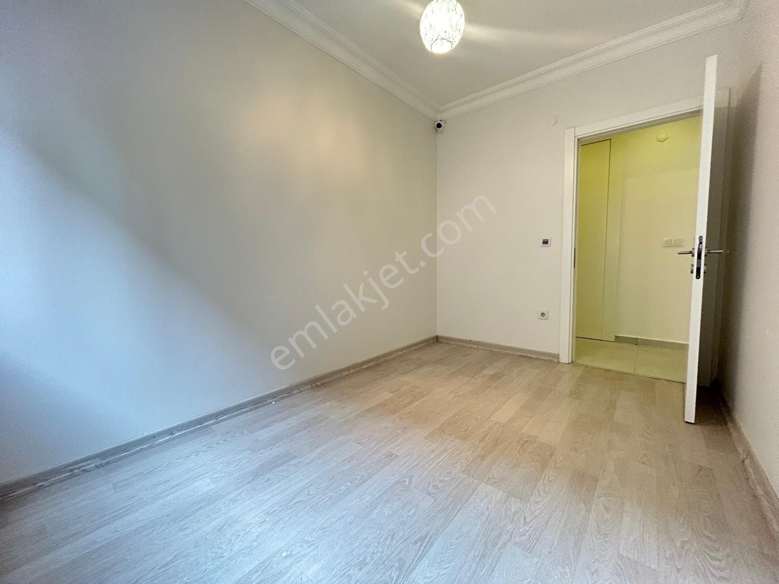 Kozyatağın'da Genç Bina Da Balkonlu Ebeveyn Banyolu Net 95m2 3+1 - Görsel 14