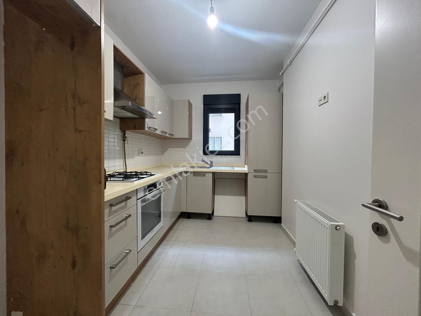 Kozyatağın'da Genç Bina Da Balkonlu Ebeveyn Banyolu Net 95m2 3+1 - Görsel 8