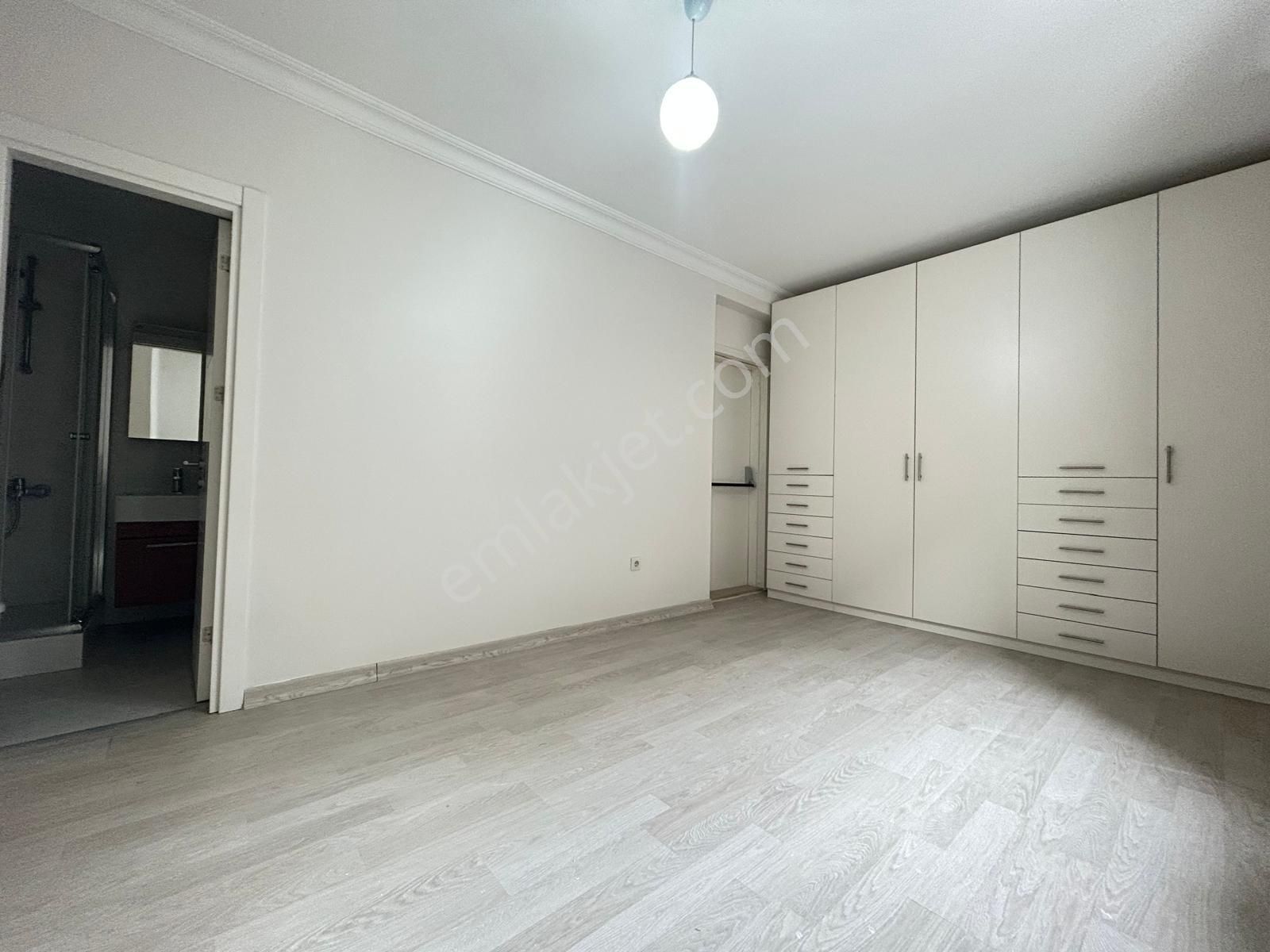 Kozyatağın'da Genç Bina Da Balkonlu Ebeveyn Banyolu Net 95m2 3+1 - Görsel 12