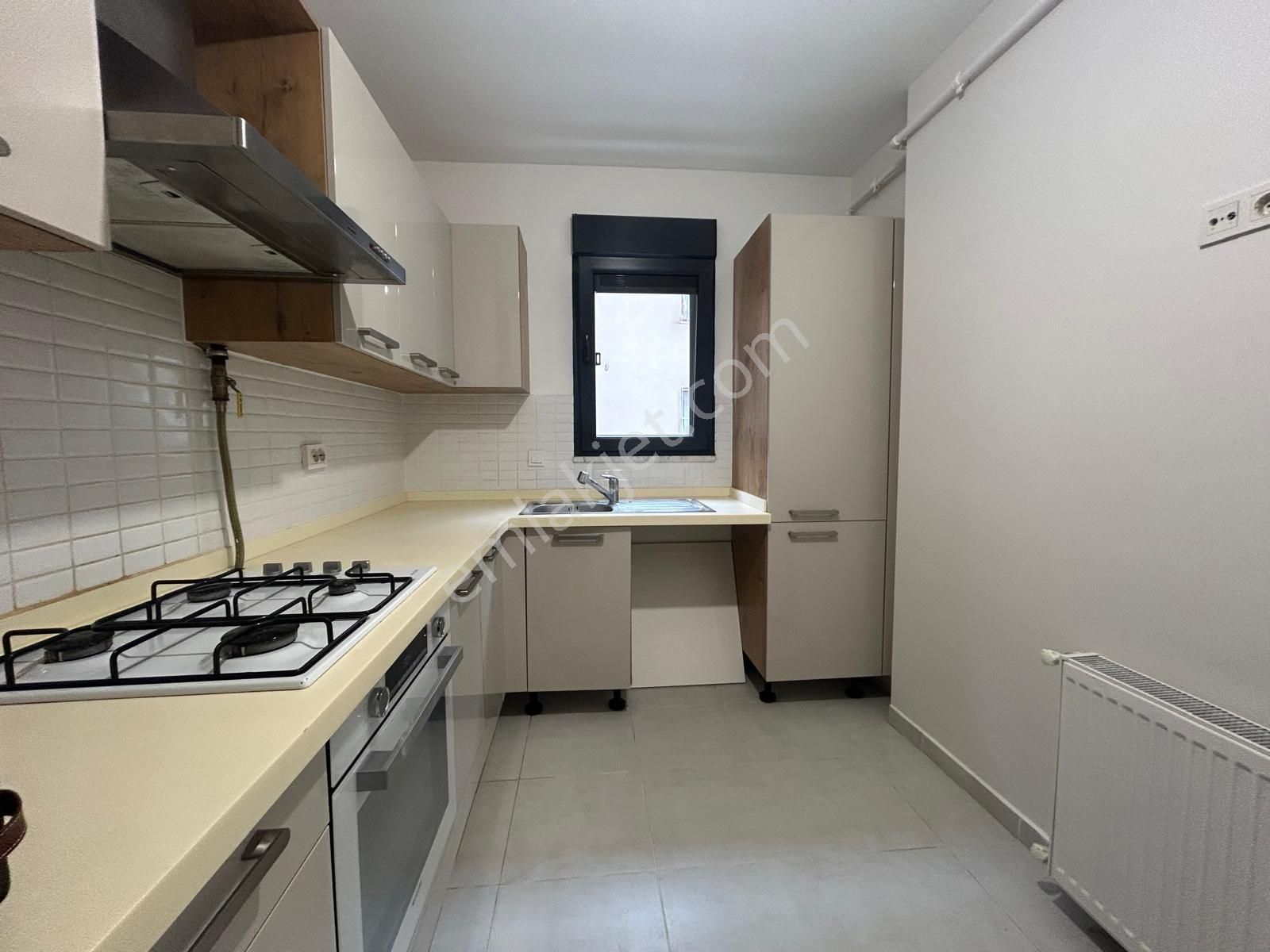 Kozyatağın'da Genç Bina Da Balkonlu Ebeveyn Banyolu Net 95m2 3+1 - Görsel 9