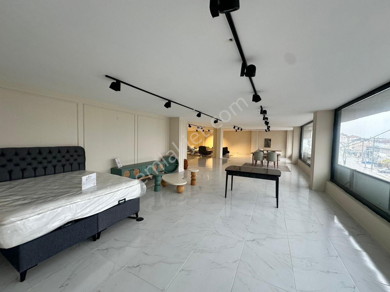 Körfez' De 800 M² Hazır Kurulu Devren Kiralık Mobilya Mağazası - Görsel 32