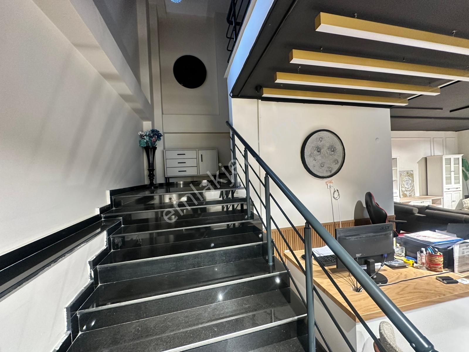 Körfez' De 800 M² Hazır Kurulu Devren Kiralık Mobilya Mağazası - Görsel 9