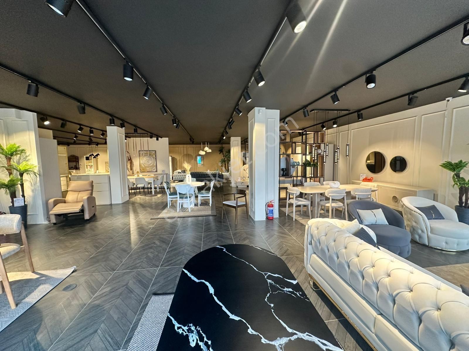 Körfez' De 800 M² Hazır Kurulu Devren Kiralık Mobilya Mağazası - Görsel 13