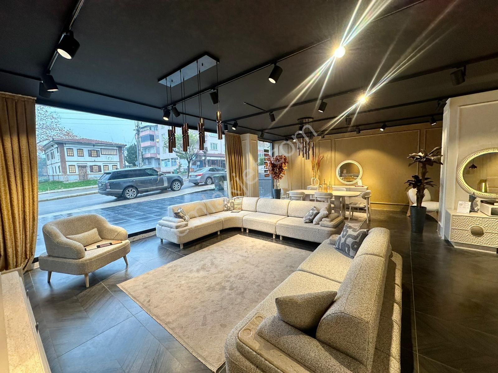 Körfez' De 800 M² Hazır Kurulu Devren Kiralık Mobilya Mağazası - Görsel 18