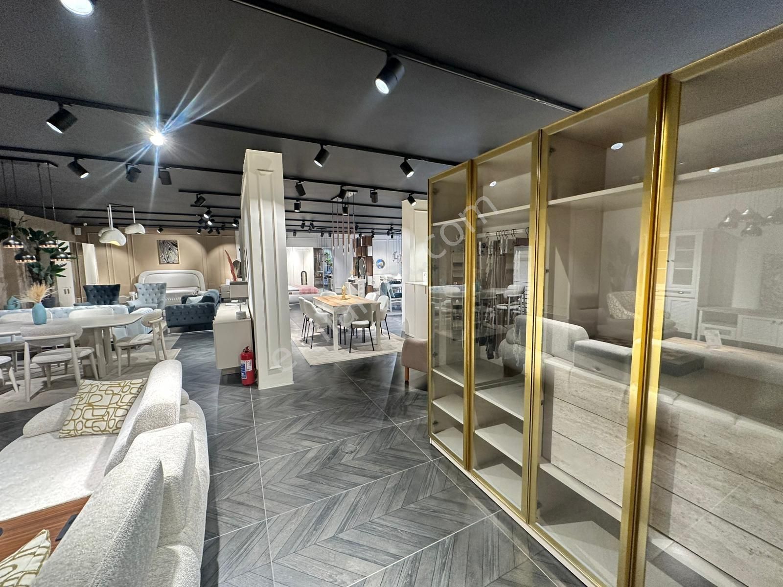 Körfez' De 800 M² Hazır Kurulu Devren Kiralık Mobilya Mağazası - Görsel 30