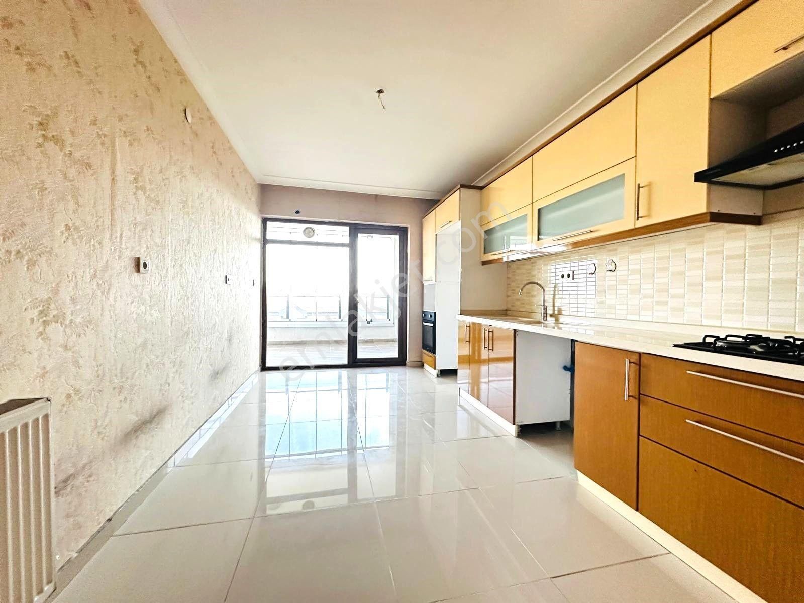 Nam-ak Emlak'tan Cadde'de Kilerli Giyinme Odalı 4+1 Site Dairesi