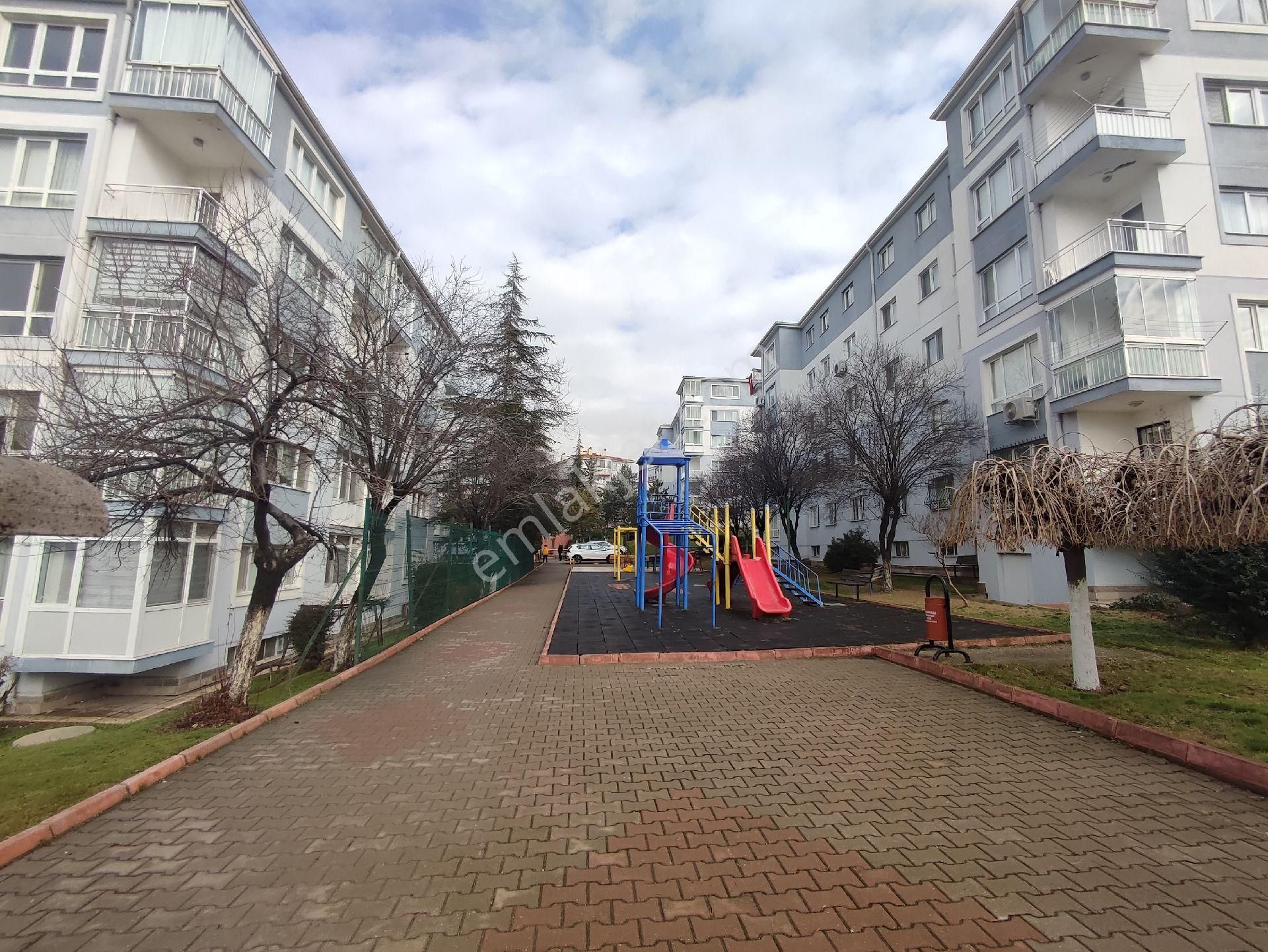 Batı Sitesi Site İçi Ara Kat Satılık 3+1 Daire - Görsel 3