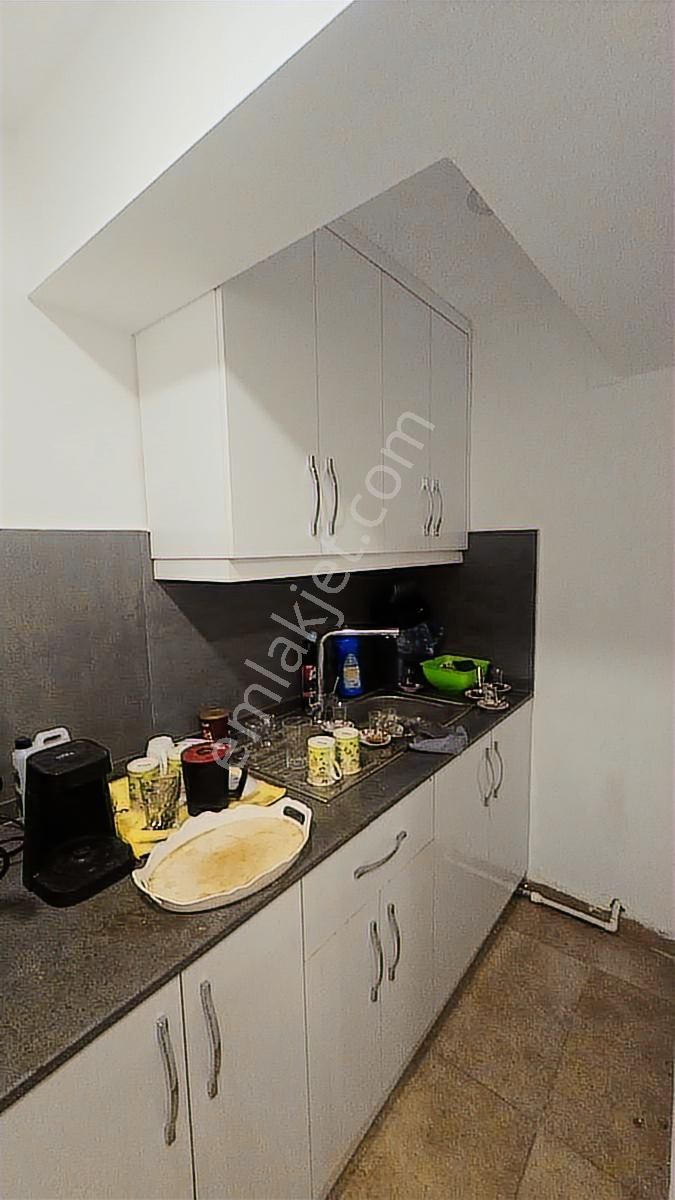 Çeşme Merkezde Kurumsal Kiracılı Tek Tapu 2 Dükkan Satılıktır - Görsel 3