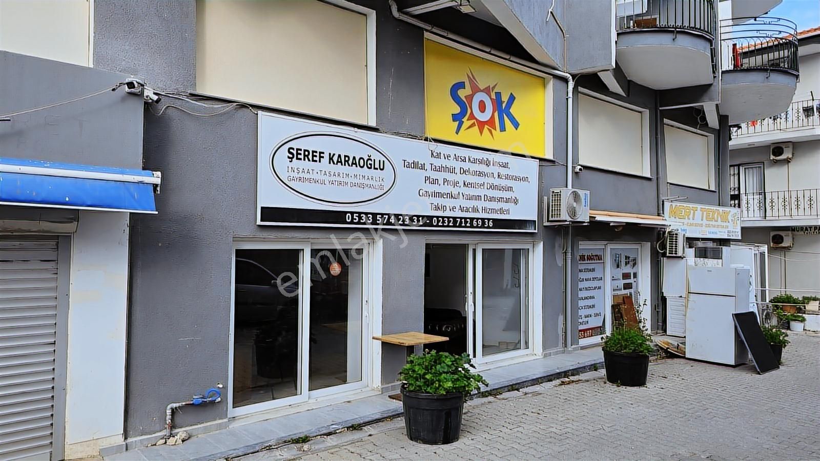 Çeşme Merkezde Kurumsal Kiracılı Tek Tapu 2 Dükkan Satılıktır