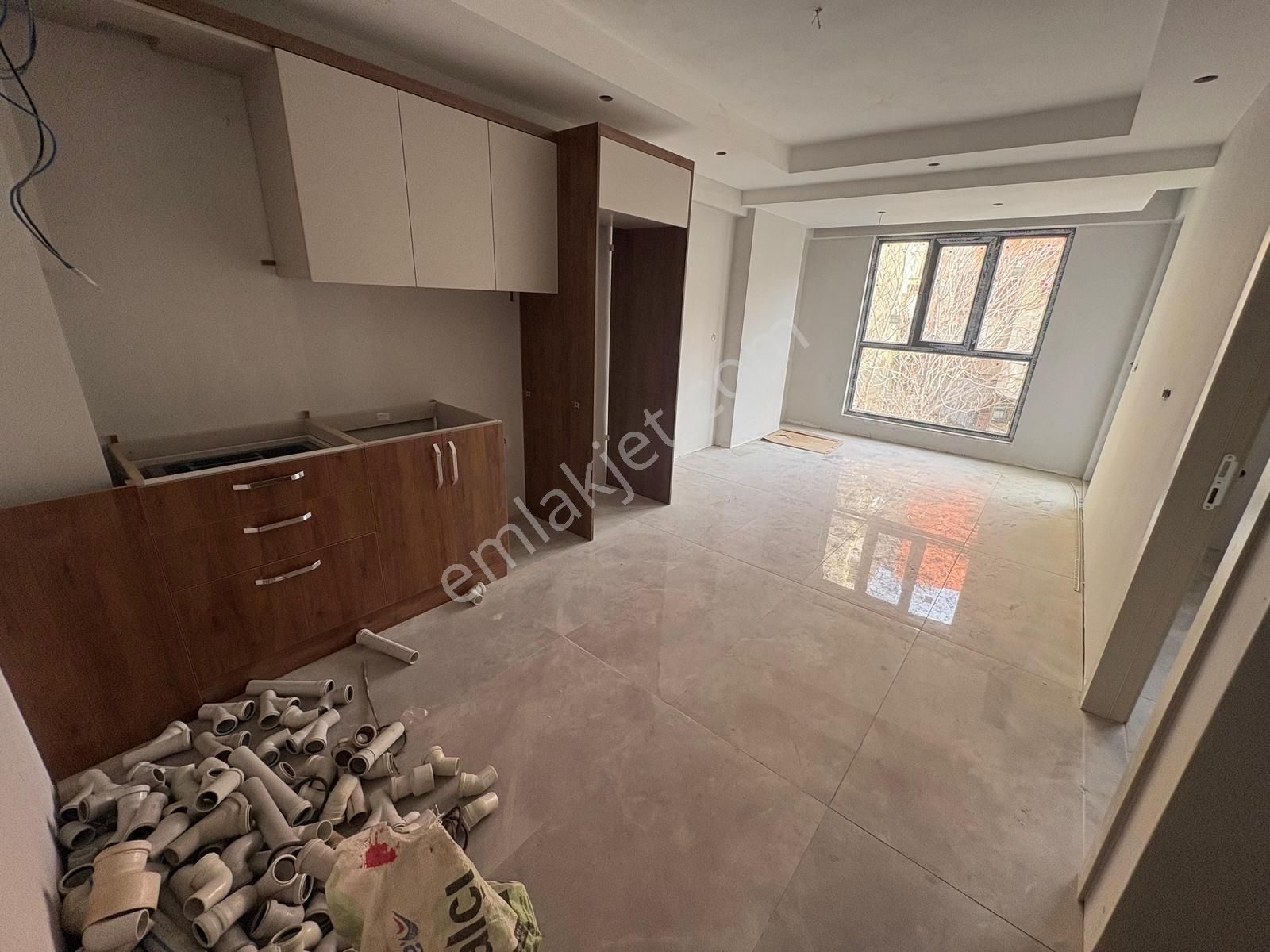Erkaya Emlak'tan Çıtır Ekmek Yakınında 1+1 Arakat Balkonlu Apart