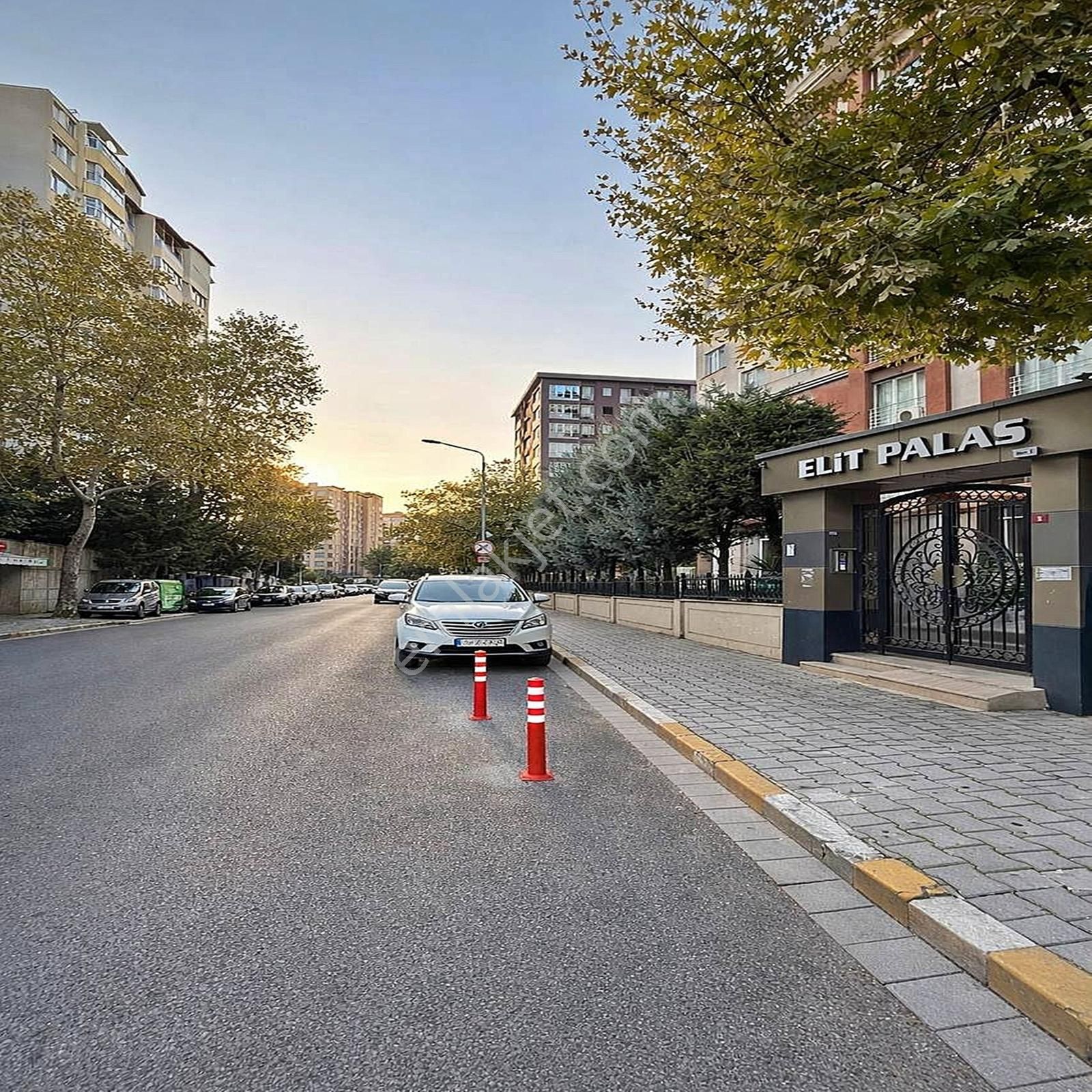 Beylikdüzü Merkezi Konumda Geniş Ferah 3+1 Satılık Daire !!