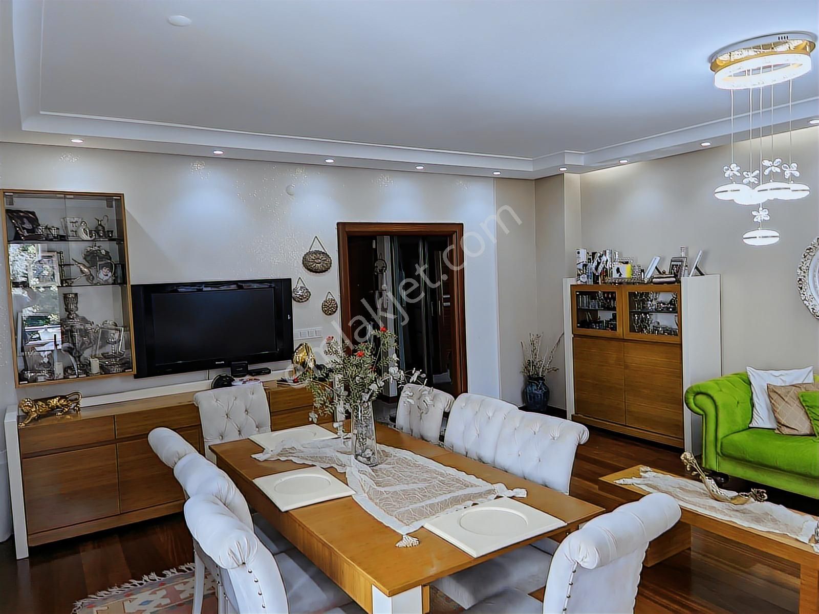 Göztepe Karanfil Sokakta Bakımlı 3+1 145 M² Balkonlu