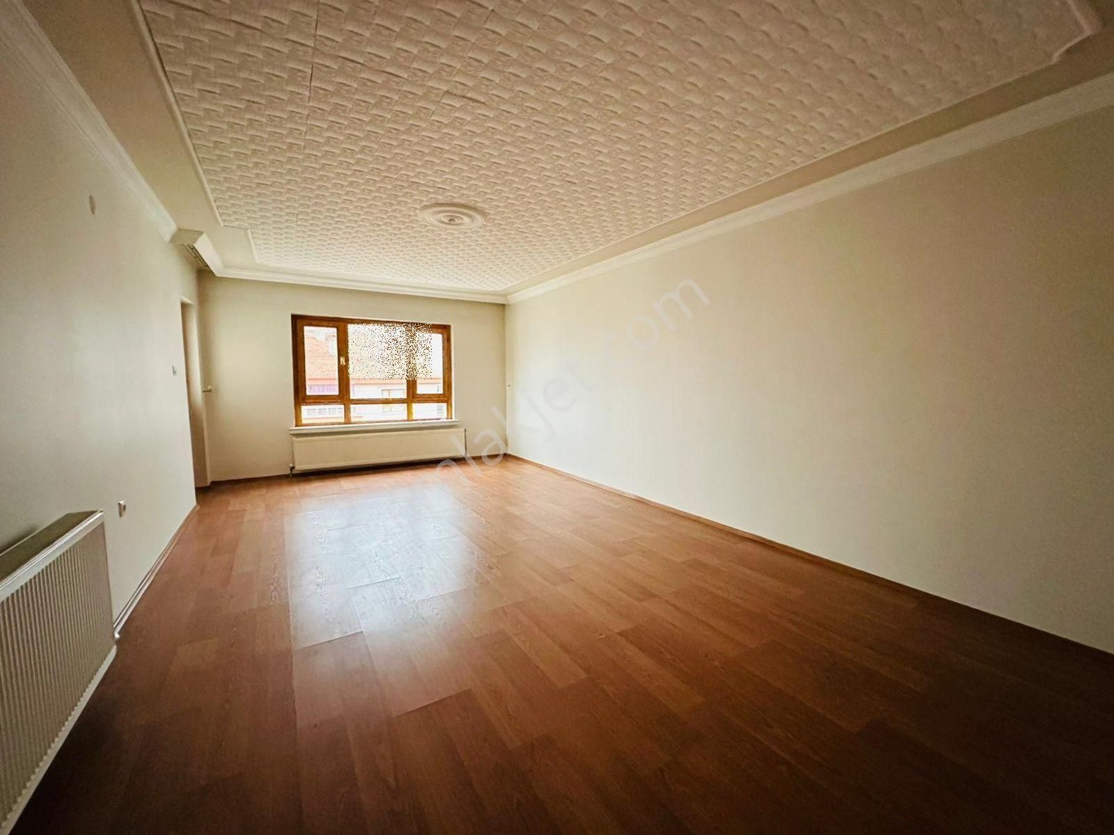 Hüseyingazi Göbekte 3+1 3.katta Satılık Fırsat Daire !! - Görsel 2