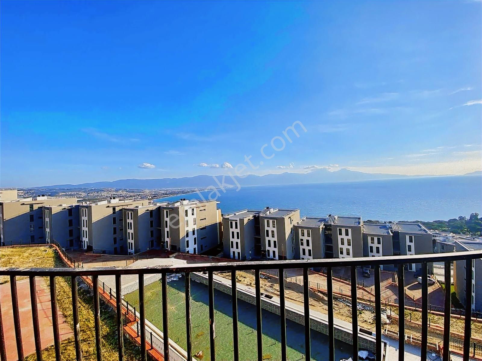 Kuşadası Panoramik Deniz Manzaralı Satılık 3+1 Lüks Daire