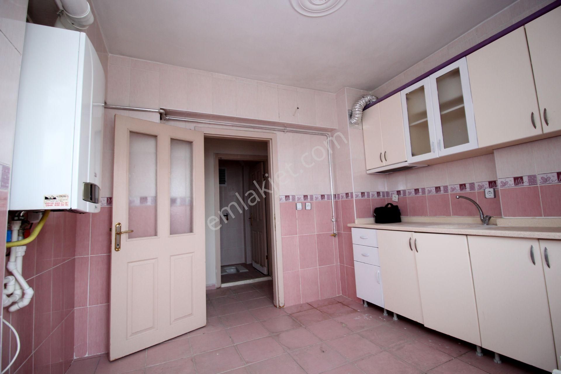 Emre Emlak'tan Topçu'da Arakat Ön Cephe Muhteşem Lokasyonda Kiralık 3+1 Daire - Görsel 3