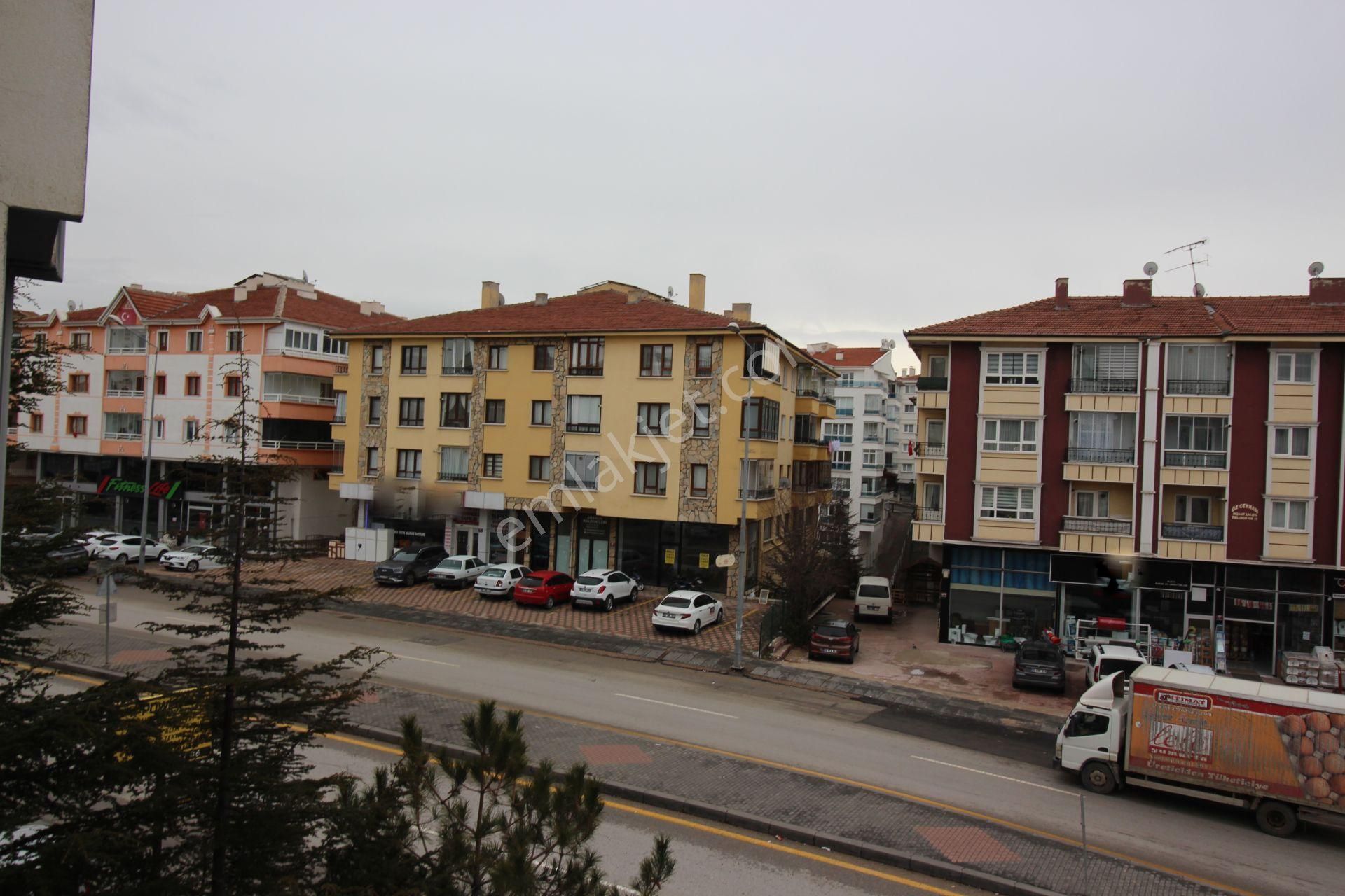 Emre Emlak'tan Topçu'da Arakat Ön Cephe Muhteşem Lokasyonda Kiralık 3+1 Daire - Görsel 27