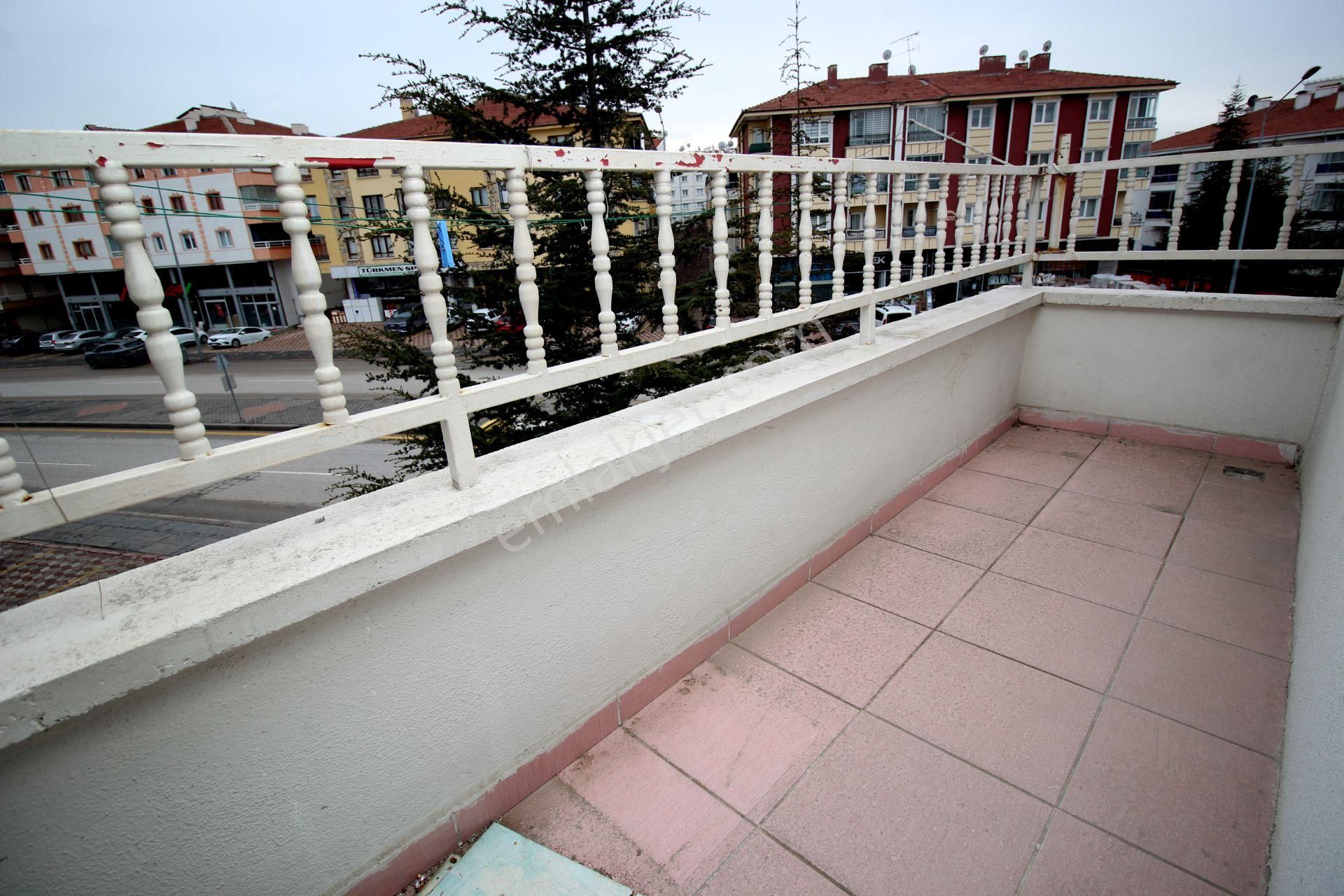 Emre Emlak'tan Topçu'da Arakat Ön Cephe Muhteşem Lokasyonda Kiralık 3+1 Daire - Görsel 14