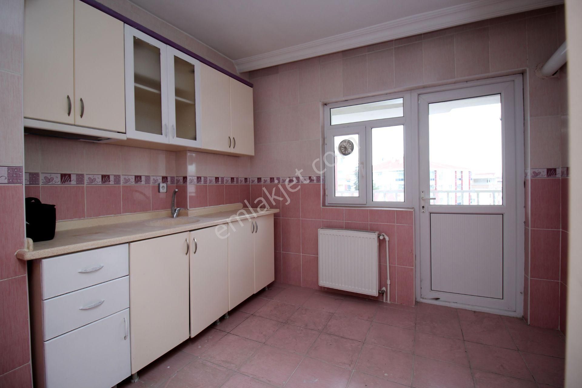 Emre Emlak'tan Topçu'da Arakat Ön Cephe Muhteşem Lokasyonda Kiralık 3+1 Daire - Görsel 2