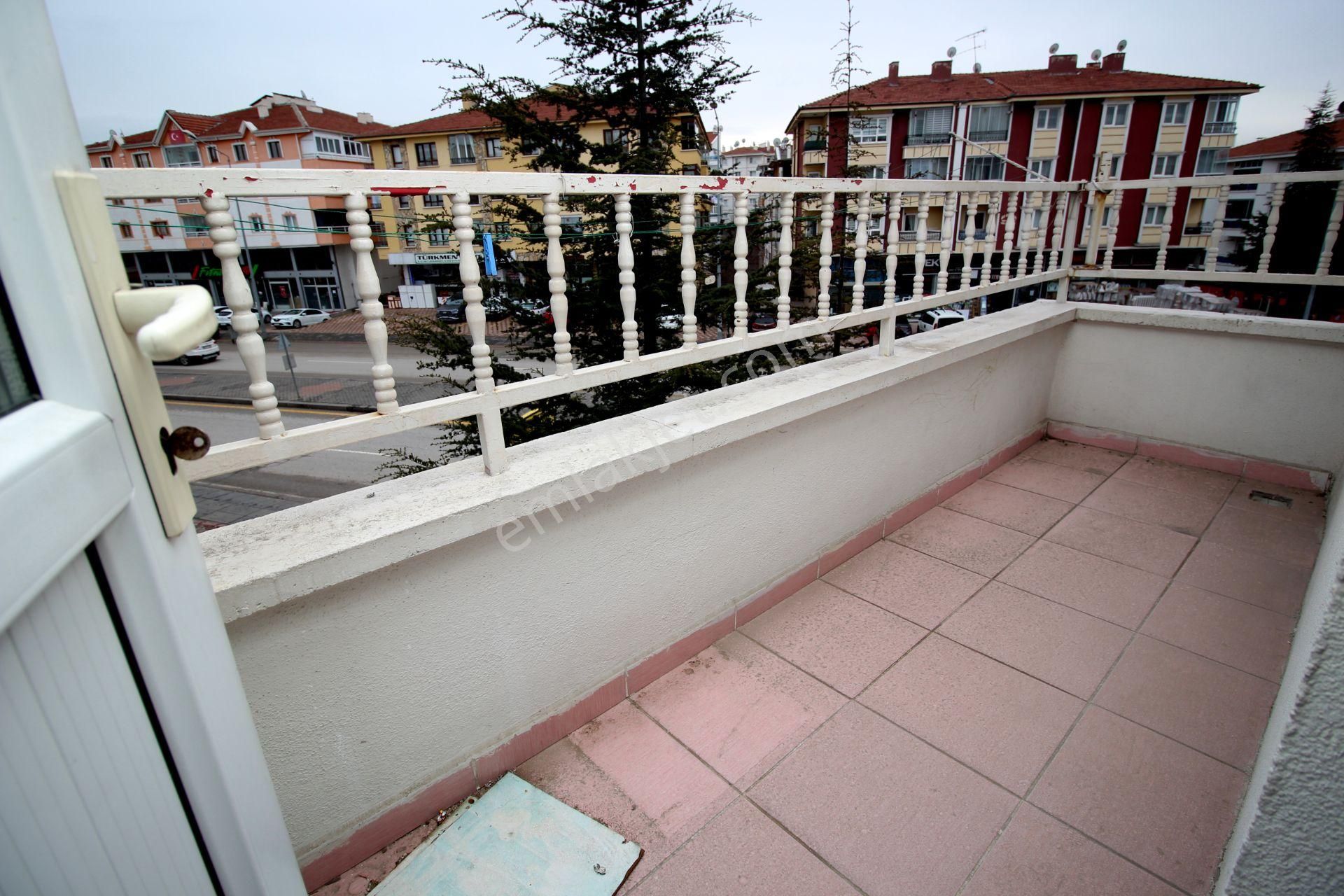 Emre Emlak'tan Topçu'da Arakat Ön Cephe Muhteşem Lokasyonda Kiralık 3+1 Daire - Görsel 13