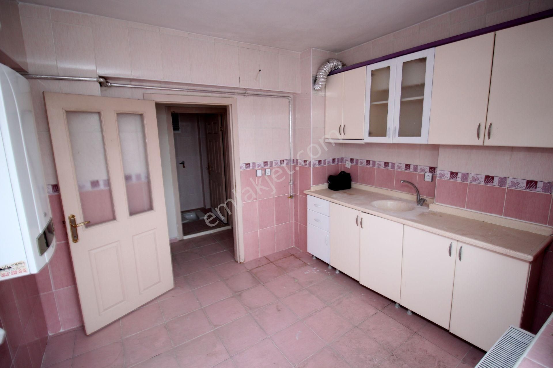 Emre Emlak'tan Topçu'da Arakat Ön Cephe Muhteşem Lokasyonda Kiralık 3+1 Daire - Görsel 4