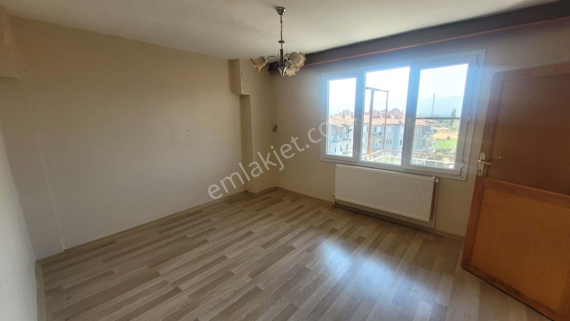 Meta'dan 3+1 Doğalgazlı Cadde Üzeri Geniş Daire