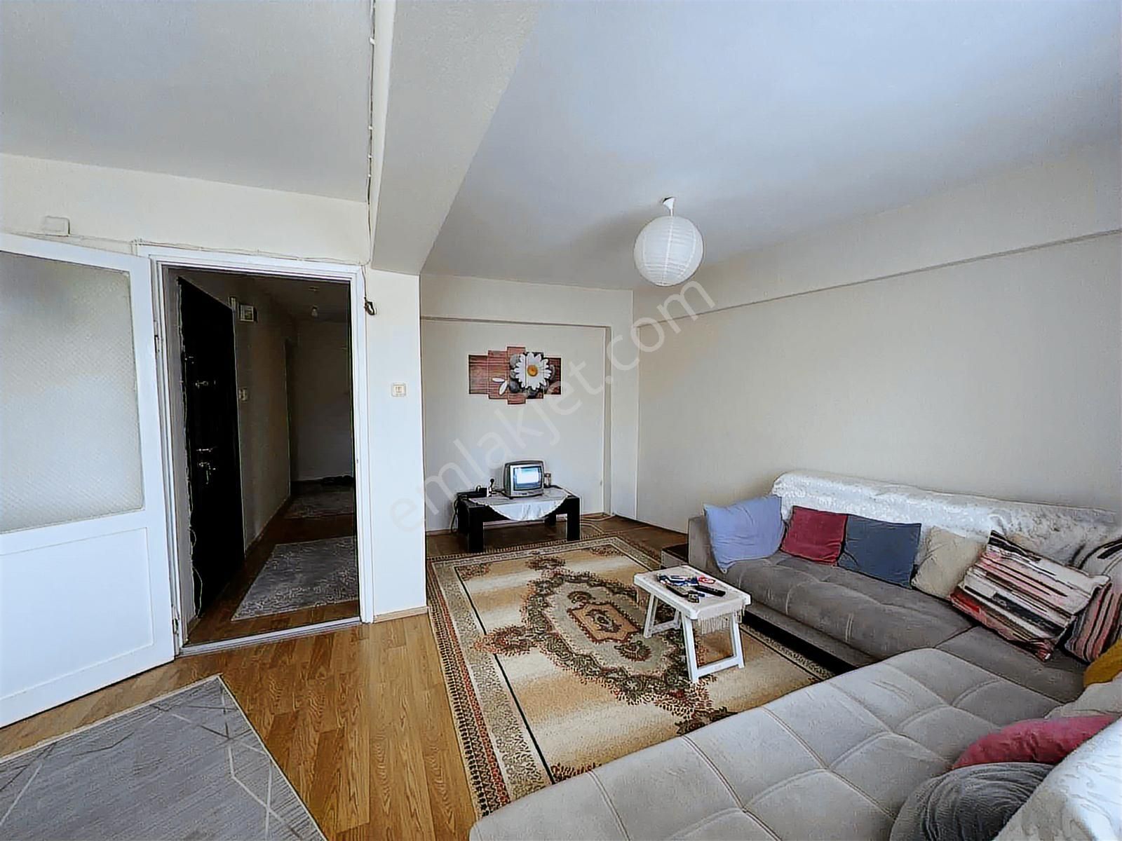 Üçyol Metroya Yürüme Mesafesinde Satılık 3+1 Bakımlı Daire - Görsel 2