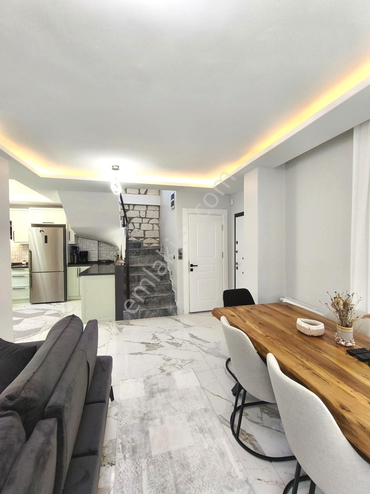 Mordoğan Merkez'de Emsalsiz Lokasyonda Tam Müstakil Lüks Villa - Görsel 10