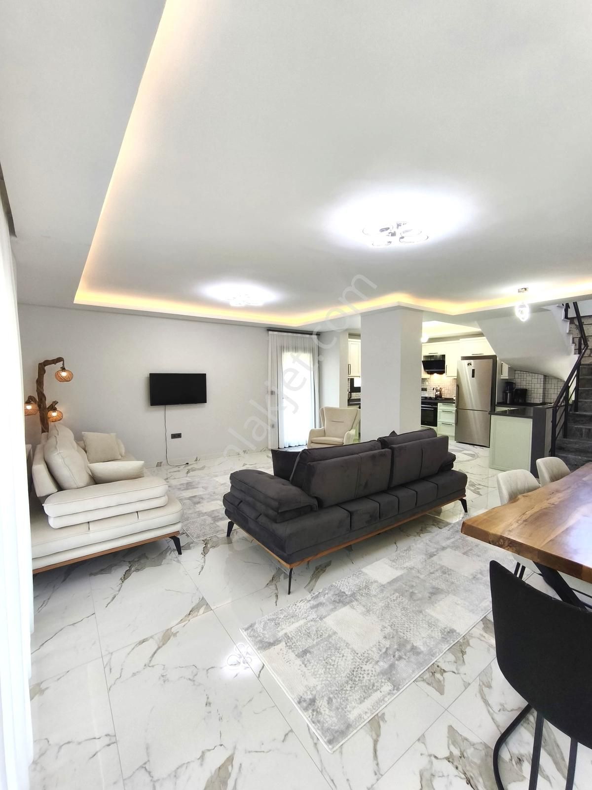 Mordoğan Merkez'de Emsalsiz Lokasyonda Tam Müstakil Lüks Villa - Görsel 2