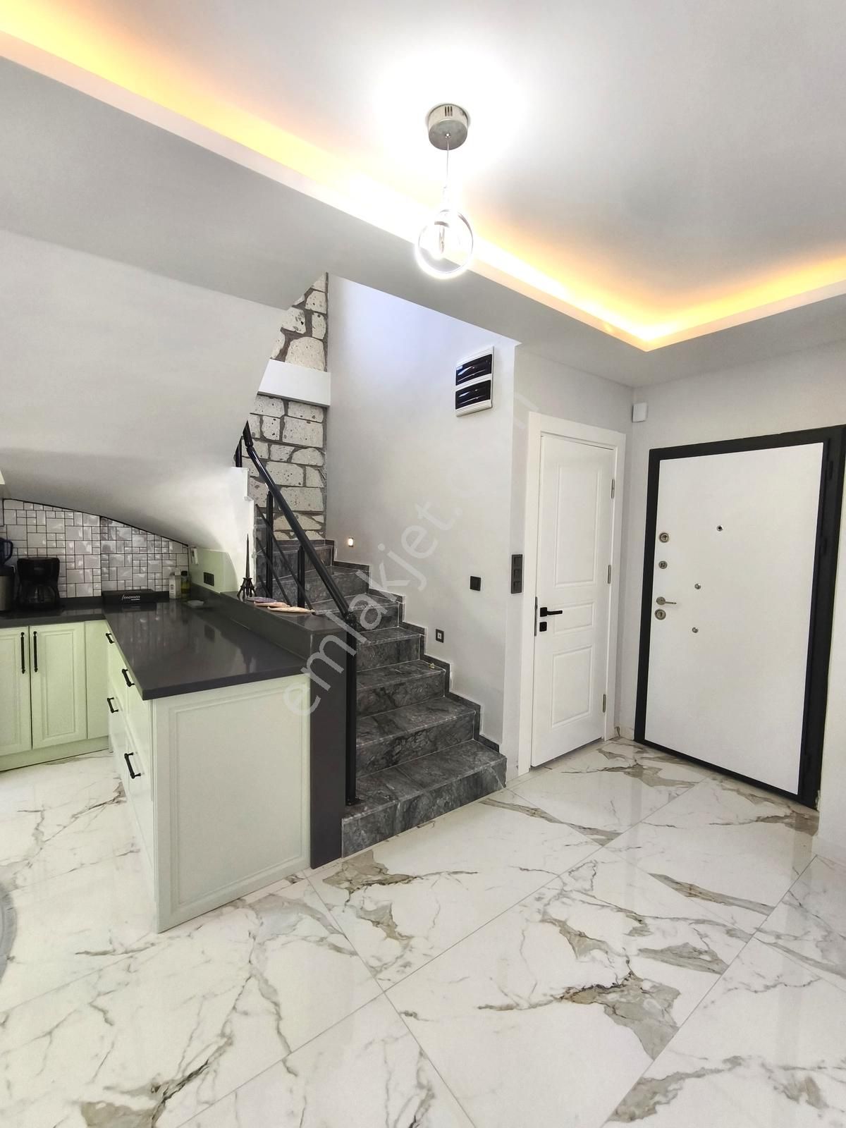 Mordoğan Merkez'de Emsalsiz Lokasyonda Tam Müstakil Lüks Villa - Görsel 13