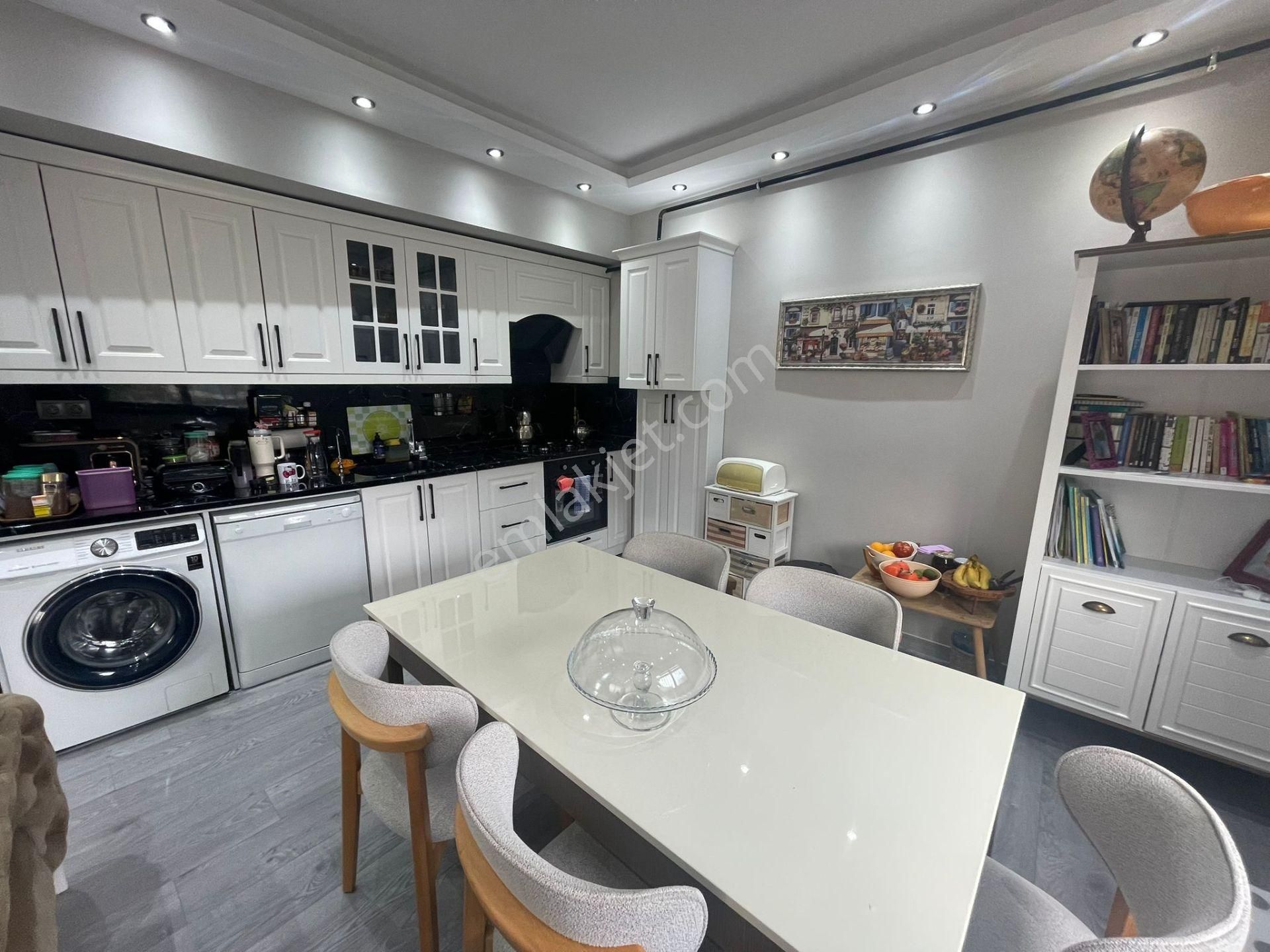 Karınca'dan Eski Mezitli'de Teraslı Geniş Oturumlu 4+1 Satılık