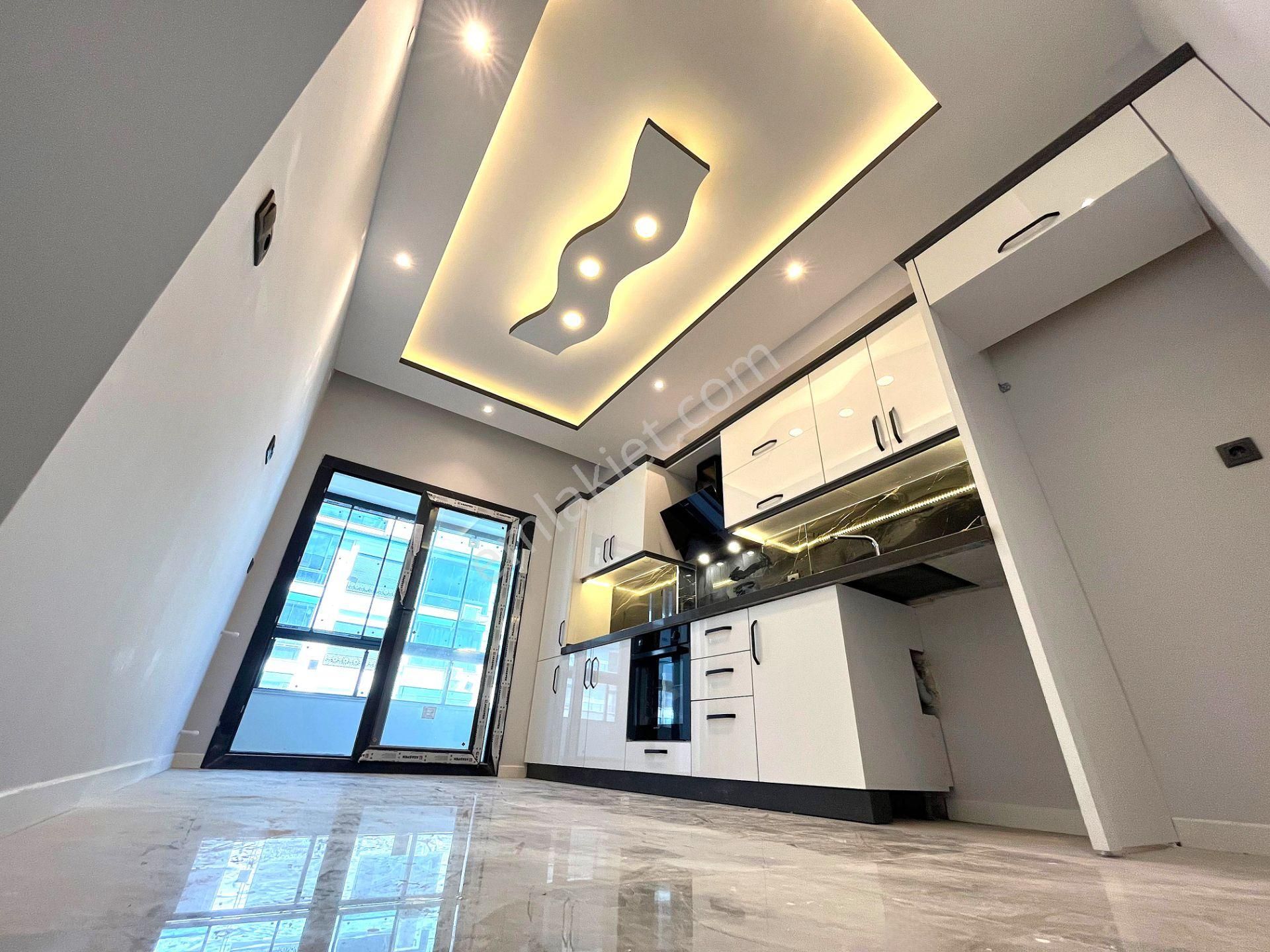 Akçay'da Aygül'den Merkezi Lokasyonda Sıfır Ara Kat Ön Cephe Ayrı Mutfak Ebeveynli 2+1 Satılık Daire