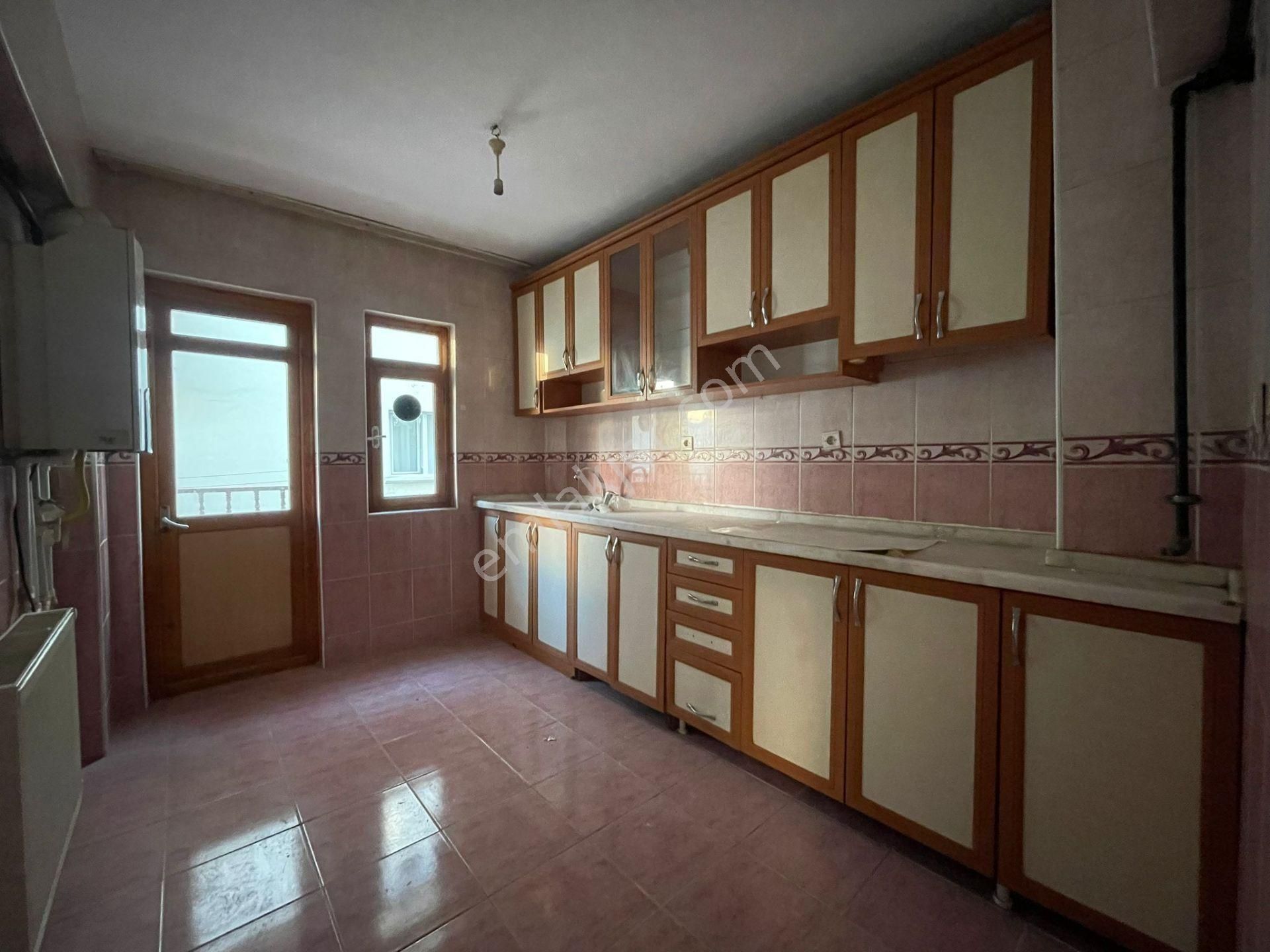 Akşemsettin Mahallesinde 3+1 Katta Satılık Daire