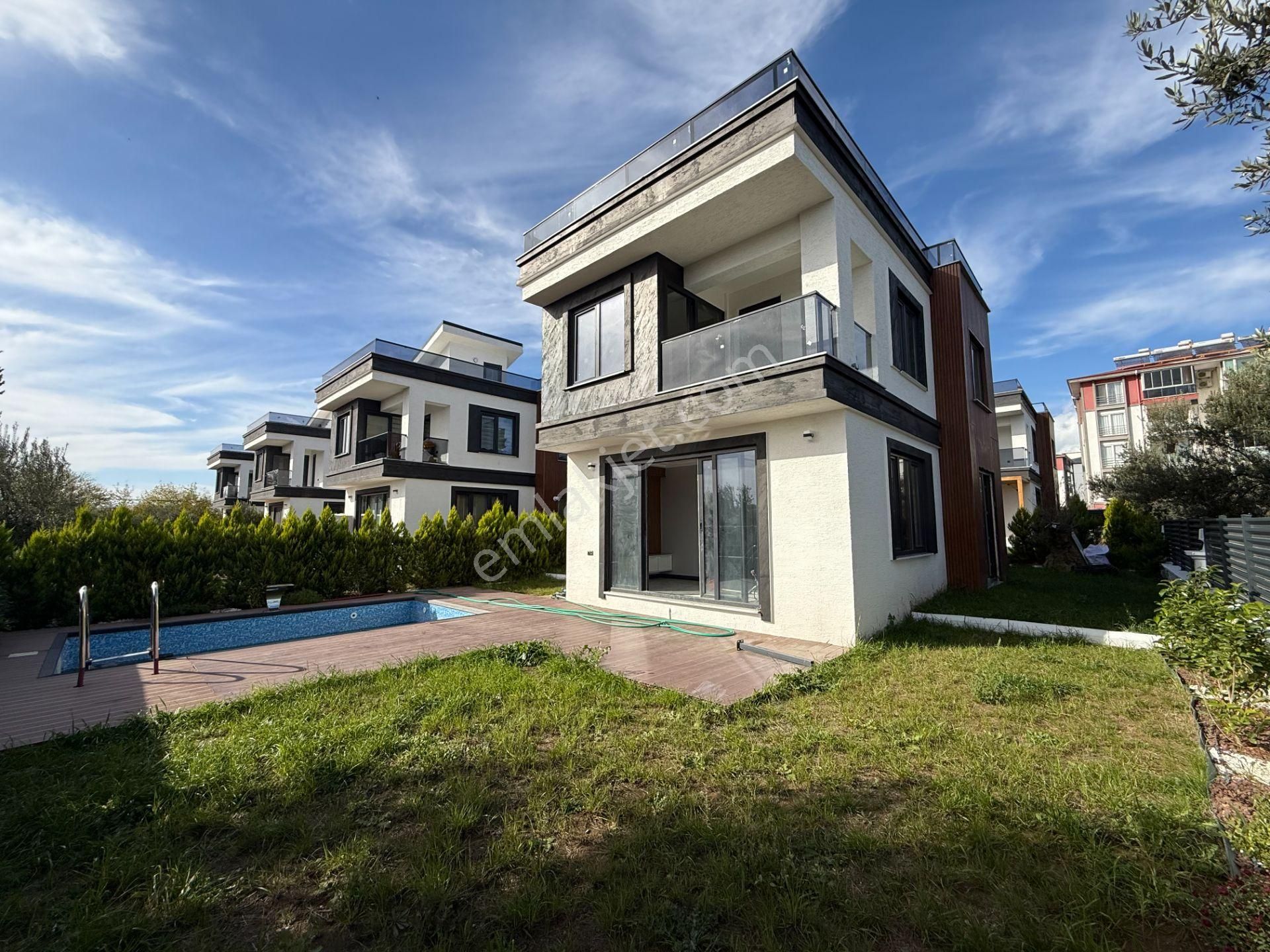 Hamidiyenin En Yeni Gözdesi... Özel Havuzlu 3+1 Satılık Villa