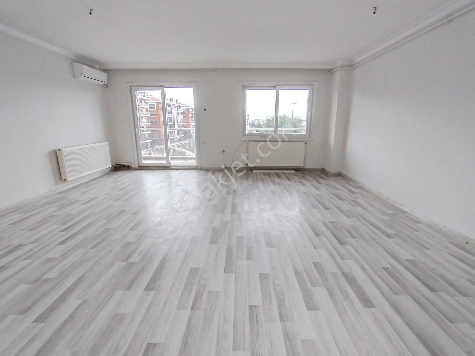 Girne Bulvarı Üzerinde Park Manzaralı Bakımlı 3+1 Kiralık Daire - Görsel 24