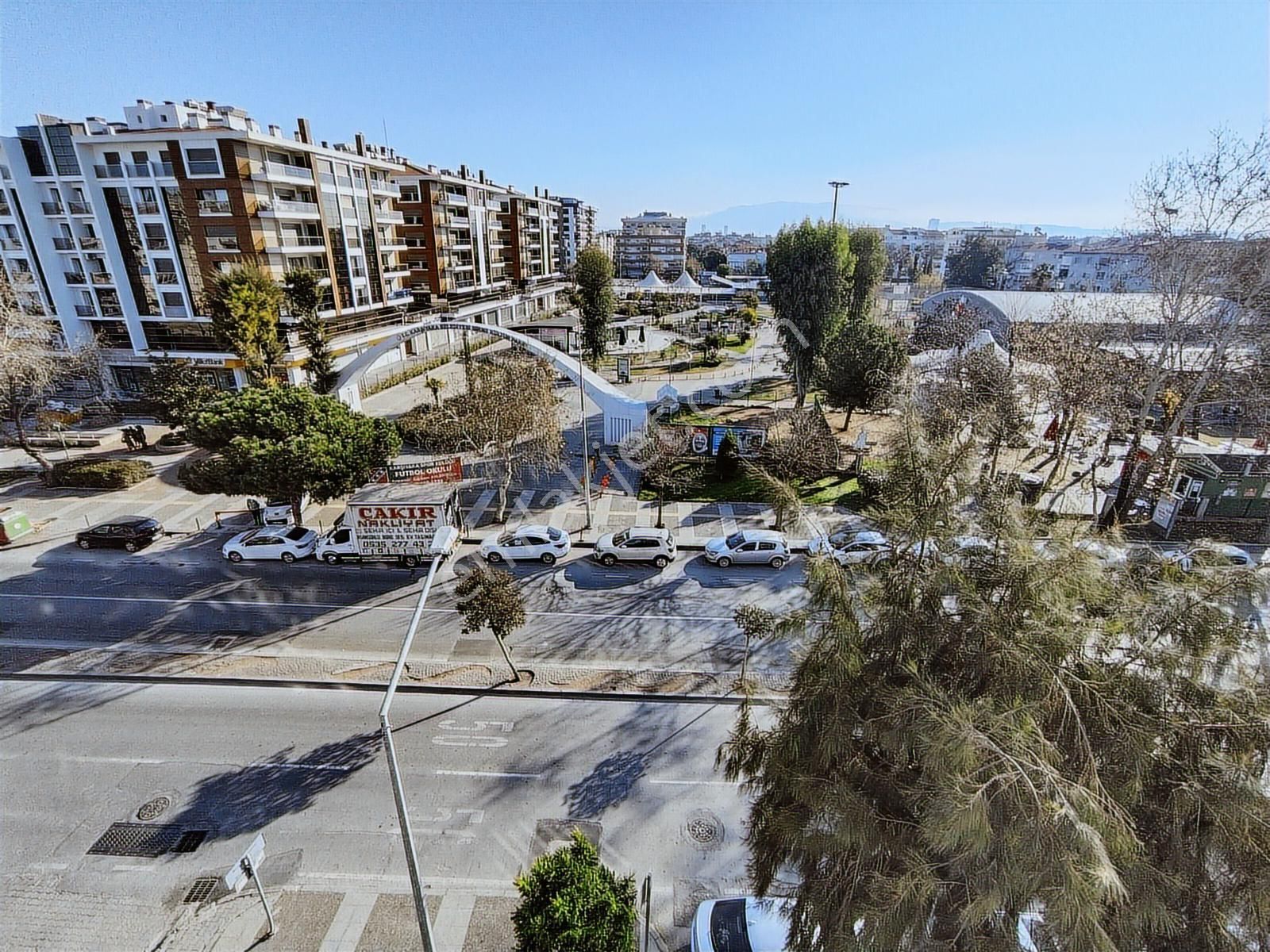 Girne Bulvarı Üzerinde Park Manzaralı Bakımlı 3+1 Kiralık Daire