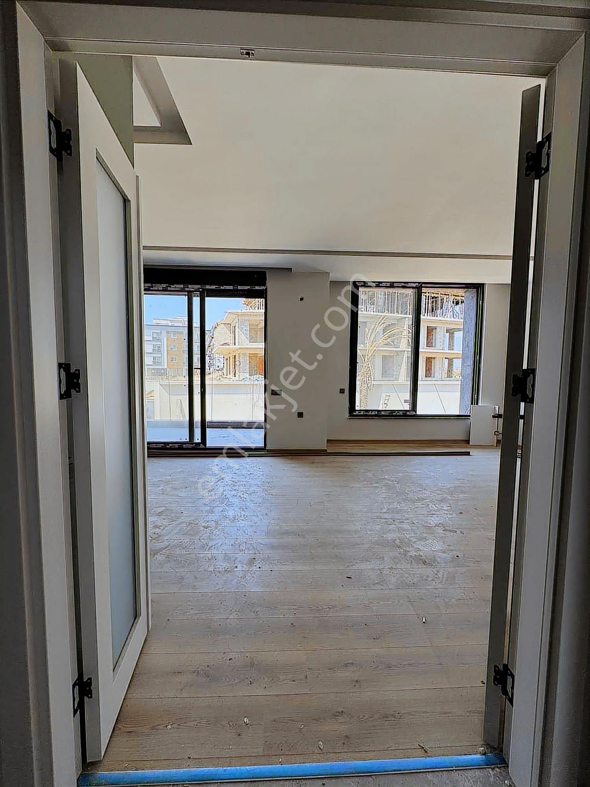 Denize Sıfır Konumda 4+1 Havuzlu Site İçi Lüks Daire - Görsel 10