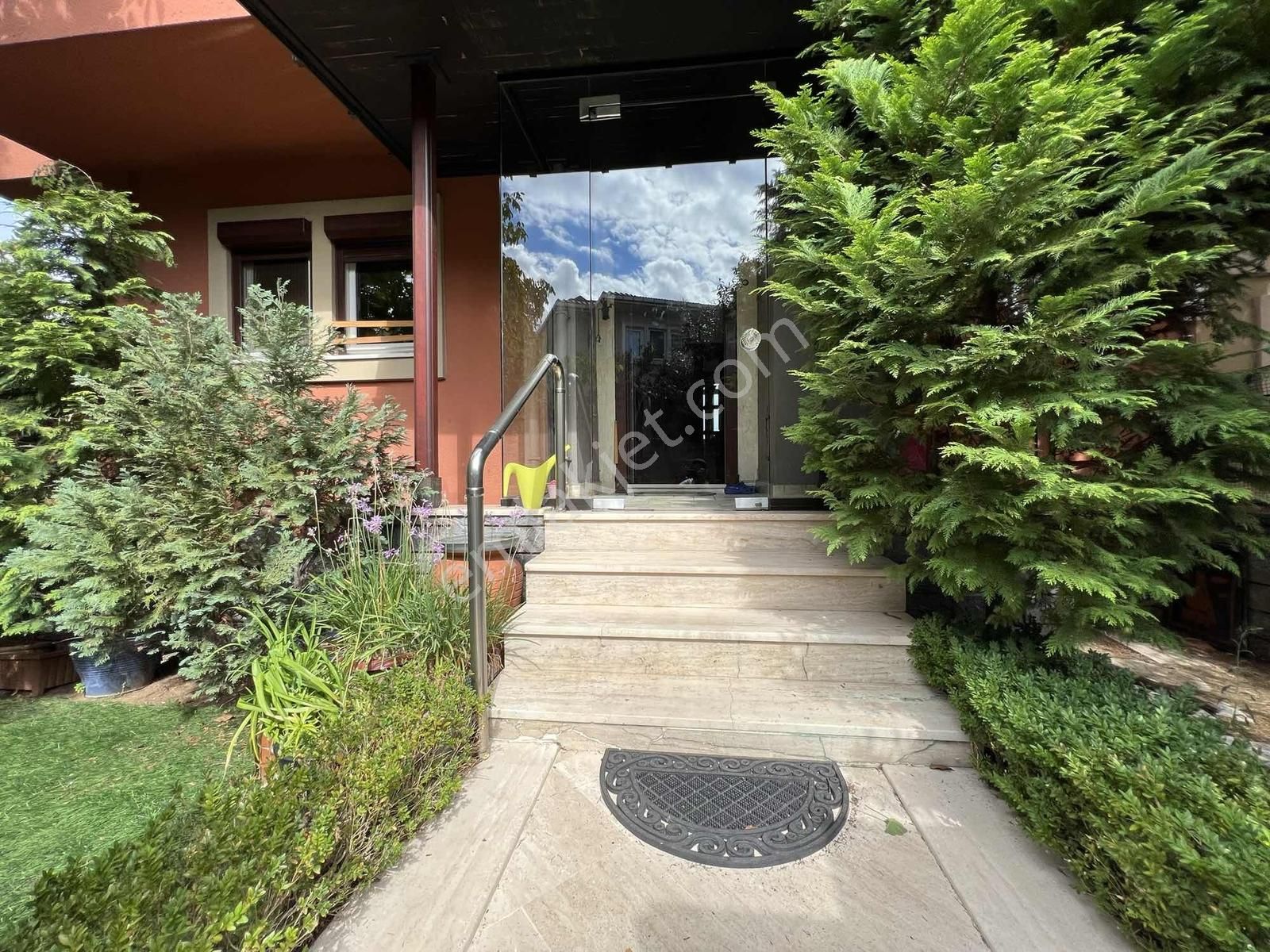 Çengelköy Ata-2 Sitesinde 320 M2 Masrafsız Köşe Konumlu Triplex