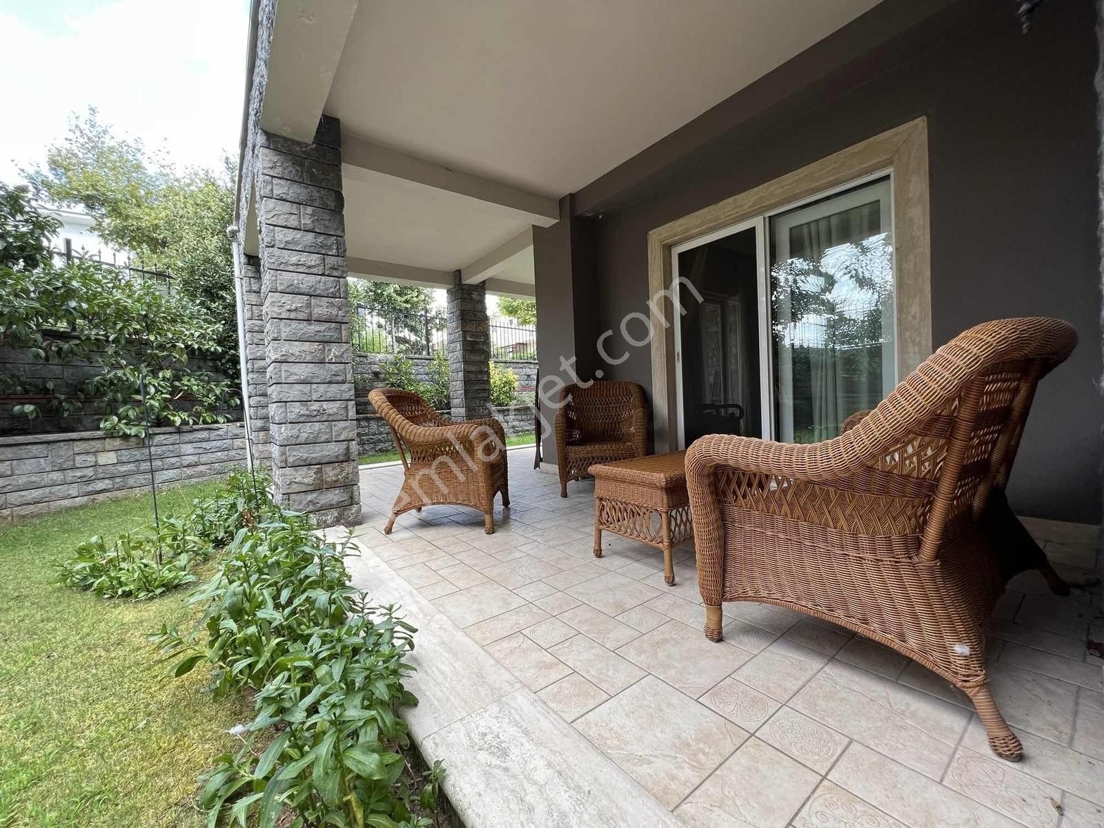 Çengelköy Ata-2 Sitesinde 320 M2 Masrafsız Köşe Konumlu Triplex - Görsel 4