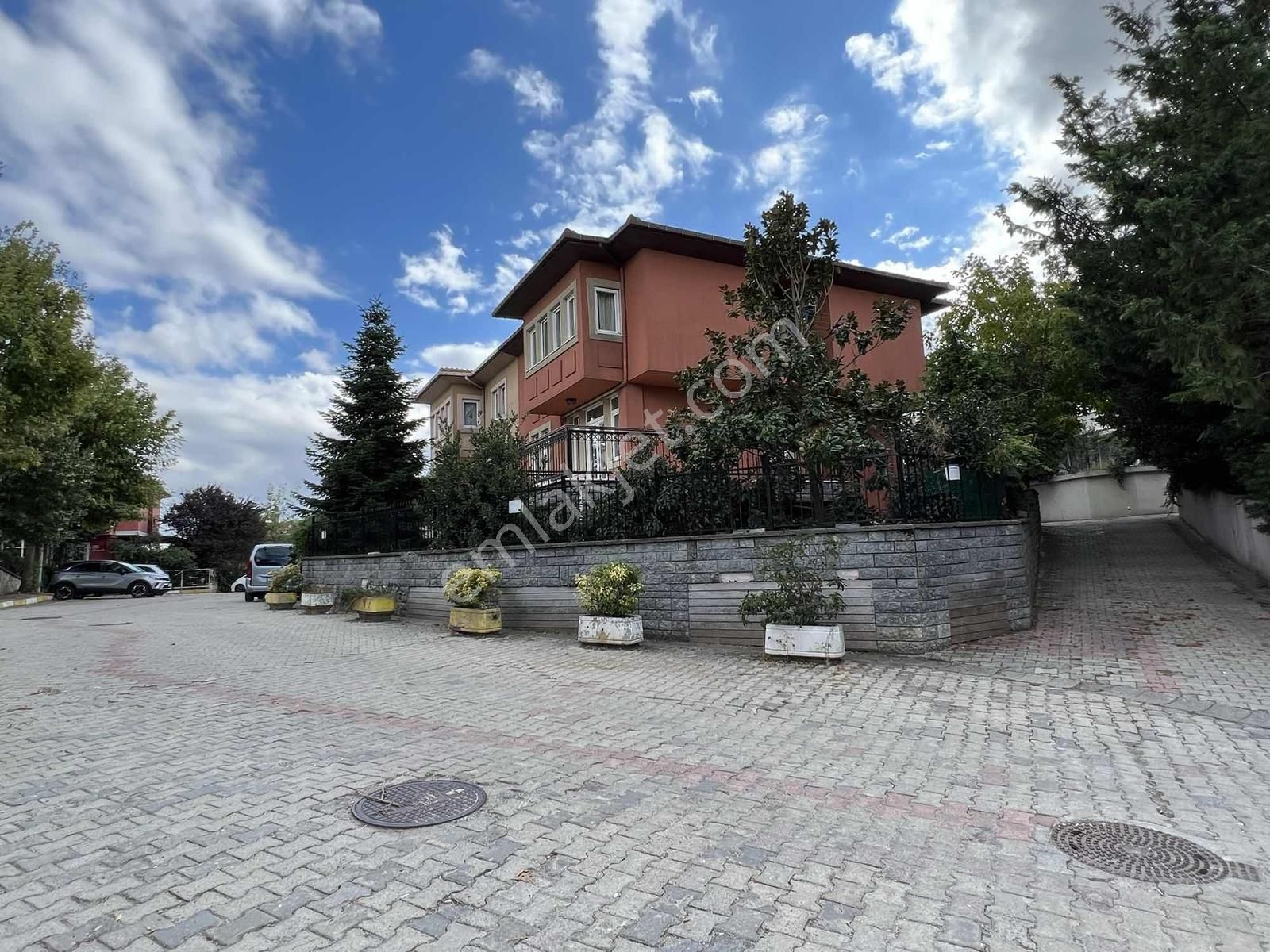 Çengelköy Ata-2 Sitesinde 320 M2 Masrafsız Köşe Konumlu Triplex - Görsel 12