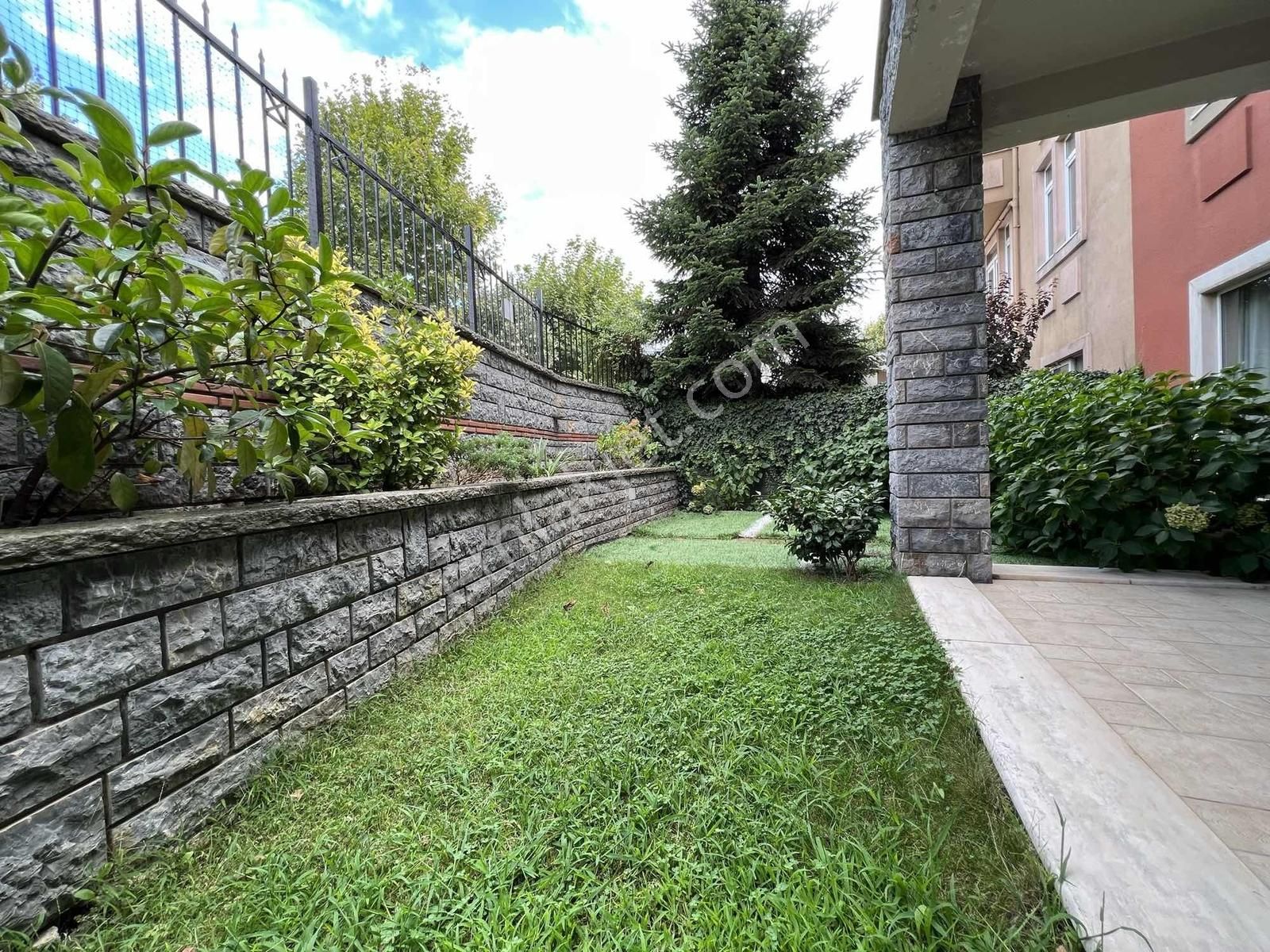 Çengelköy Ata-2 Sitesinde 320 M2 Masrafsız Köşe Konumlu Triplex - Görsel 2