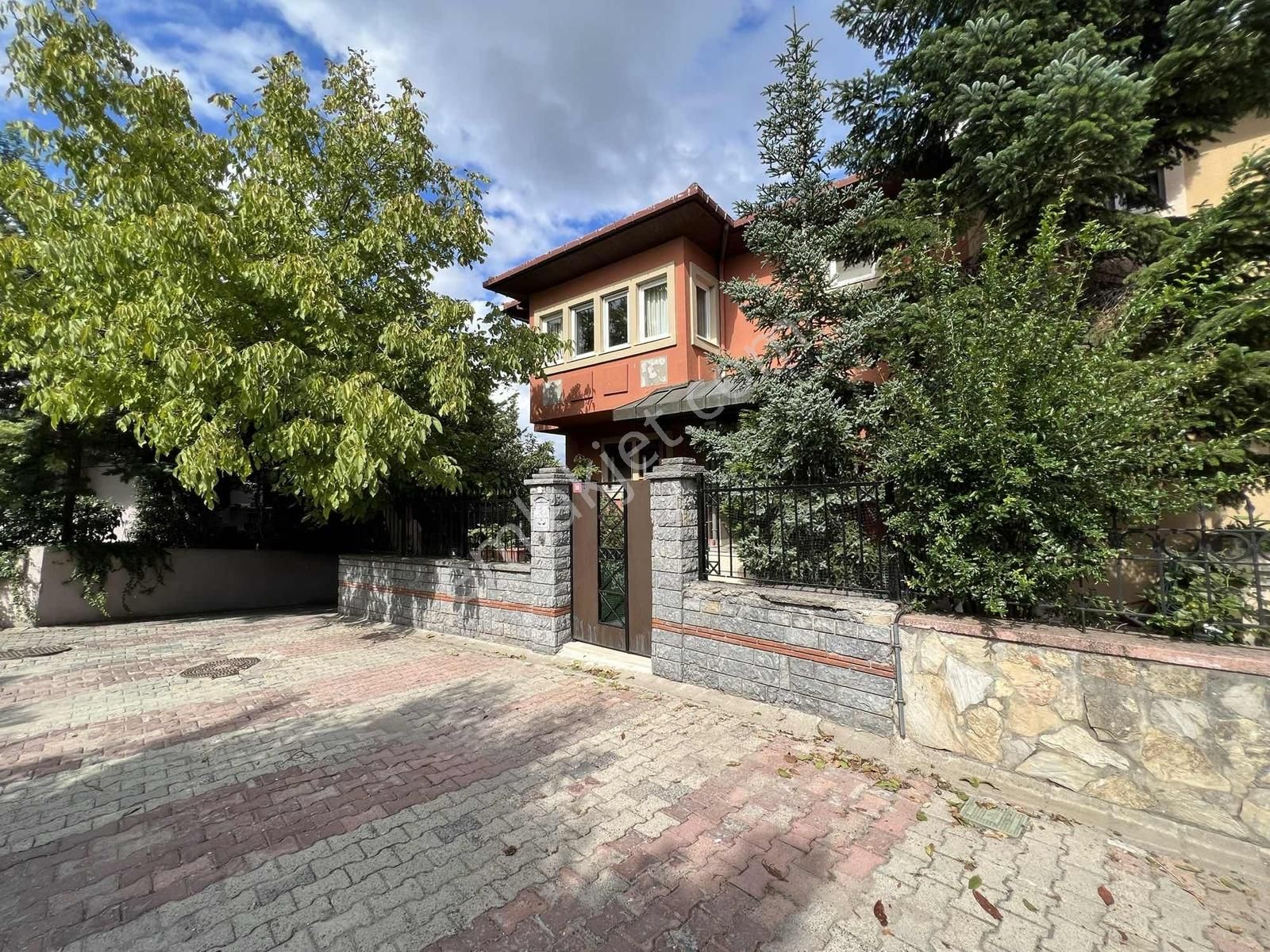 Çengelköy Ata-2 Sitesinde 320 M2 Masrafsız Köşe Konumlu Triplex - Görsel 14