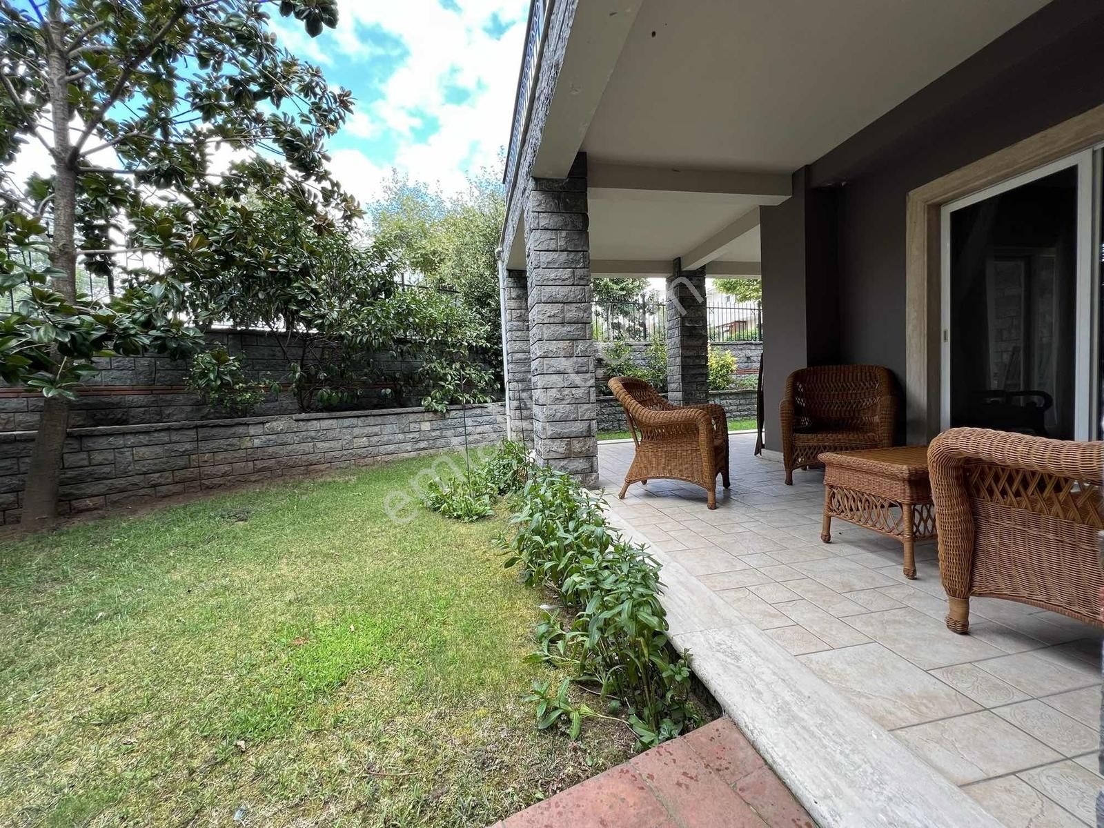 Çengelköy Ata-2 Sitesinde 320 M2 Masrafsız Köşe Konumlu Triplex - Görsel 3