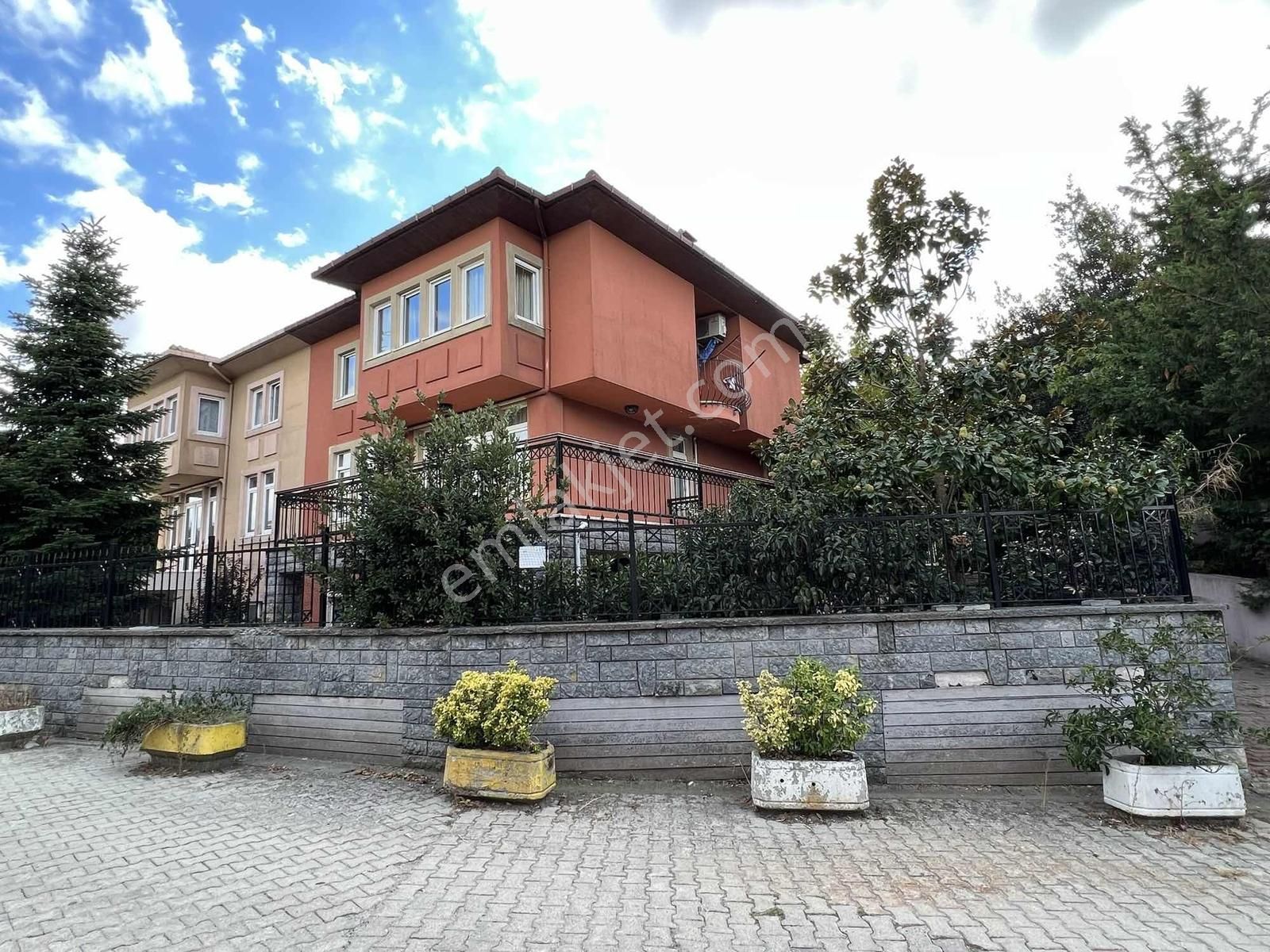 Çengelköy Ata-2 Sitesinde 320 M2 Masrafsız Köşe Konumlu Triplex - Görsel 13