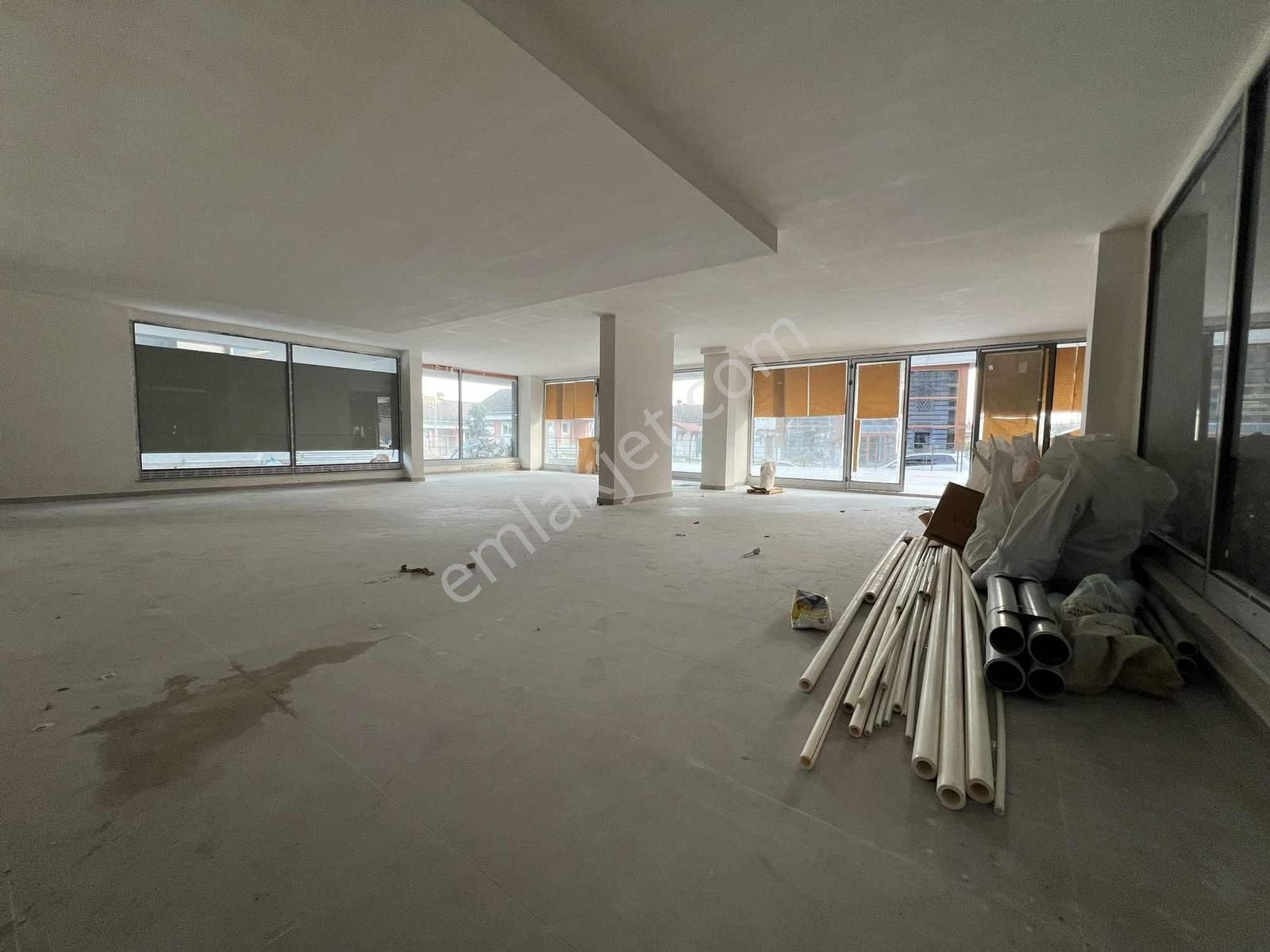 İşlek Cadde Üzeri Kullanıma Hazır 400 M² Dükkan - Görsel 12