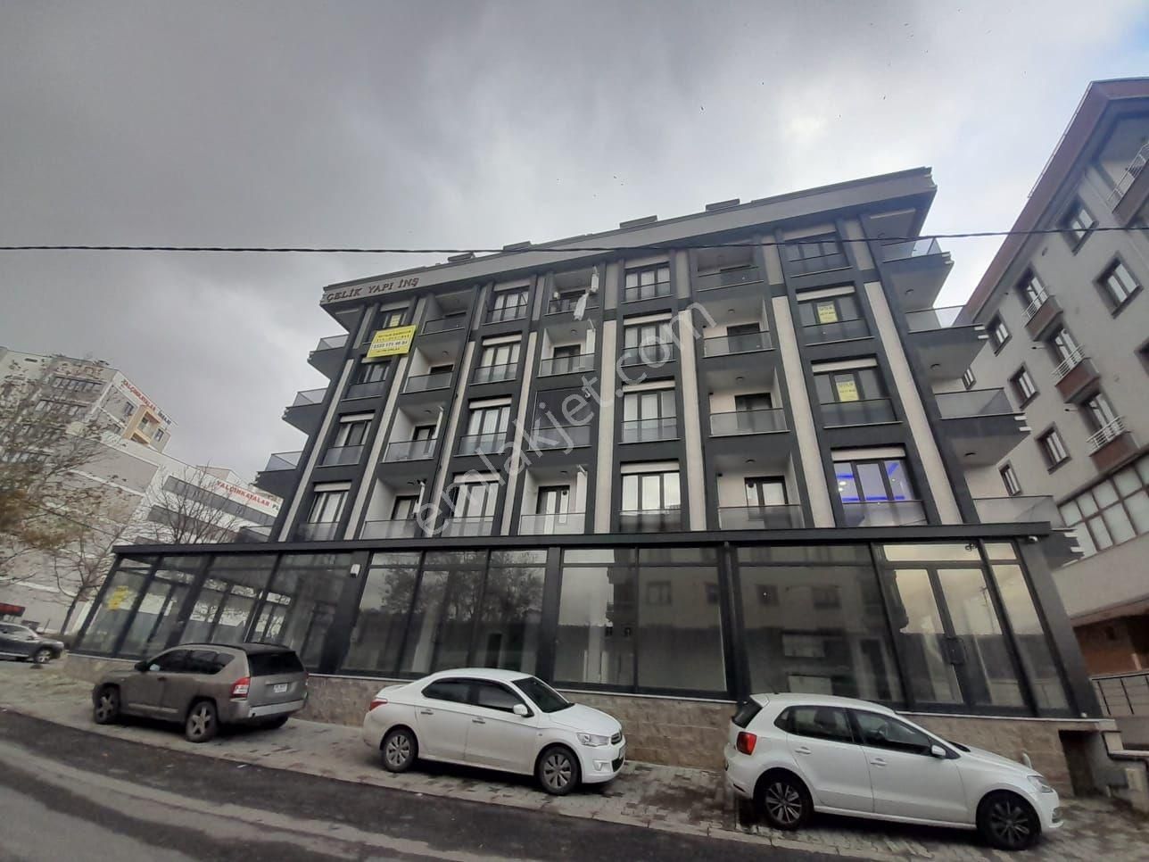 Ana Cadde De İki Ayrı Daire Kullanımına Uygun Özel Yapım 4+1